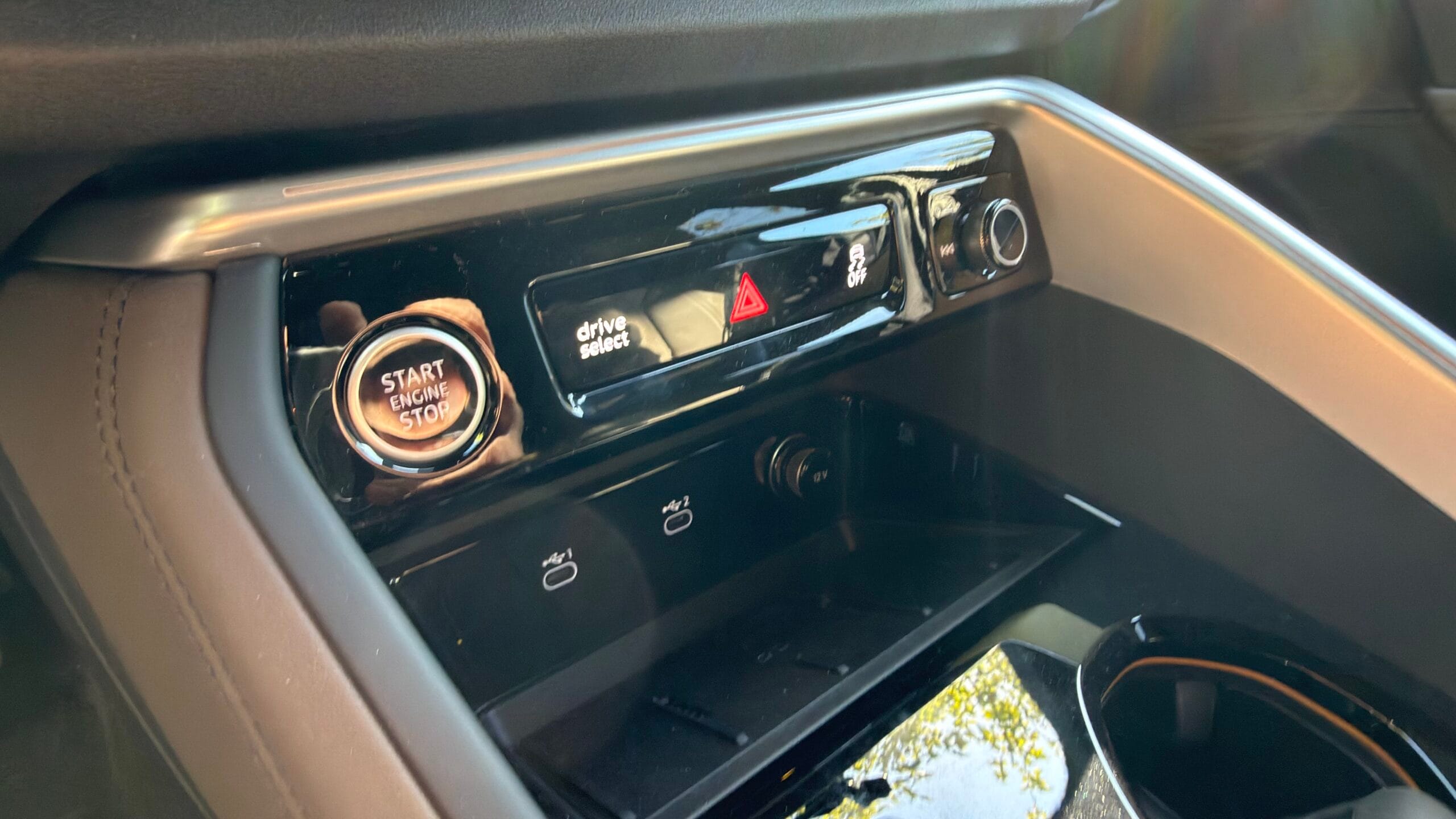 Botones físicos y perilla de volumen en la consola central delantera del Audi Q5 2026