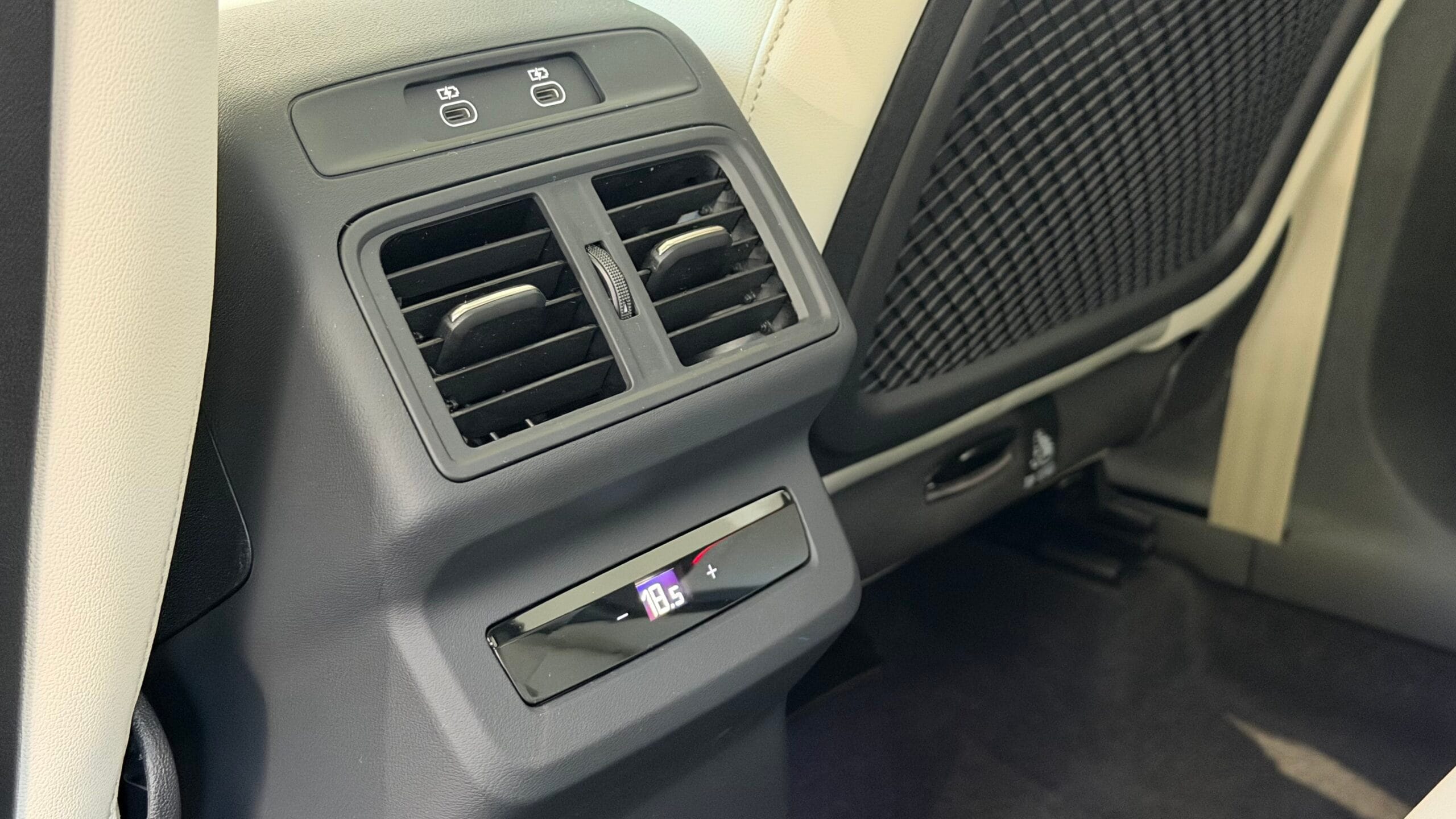 Consola central trasera del Audi Q5 2026 con climatizador y puertos USB
