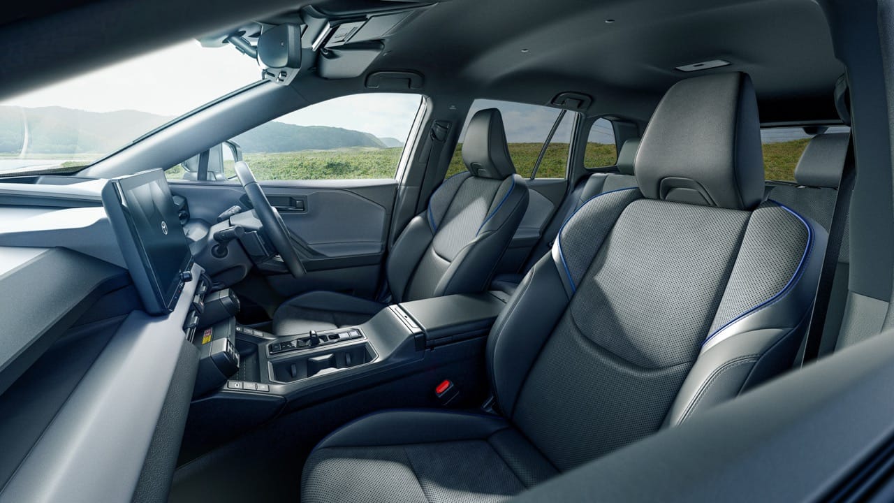 Interior del nuevo Toyota RAV4 PHEV 2026 con pantalla central y zona delantera