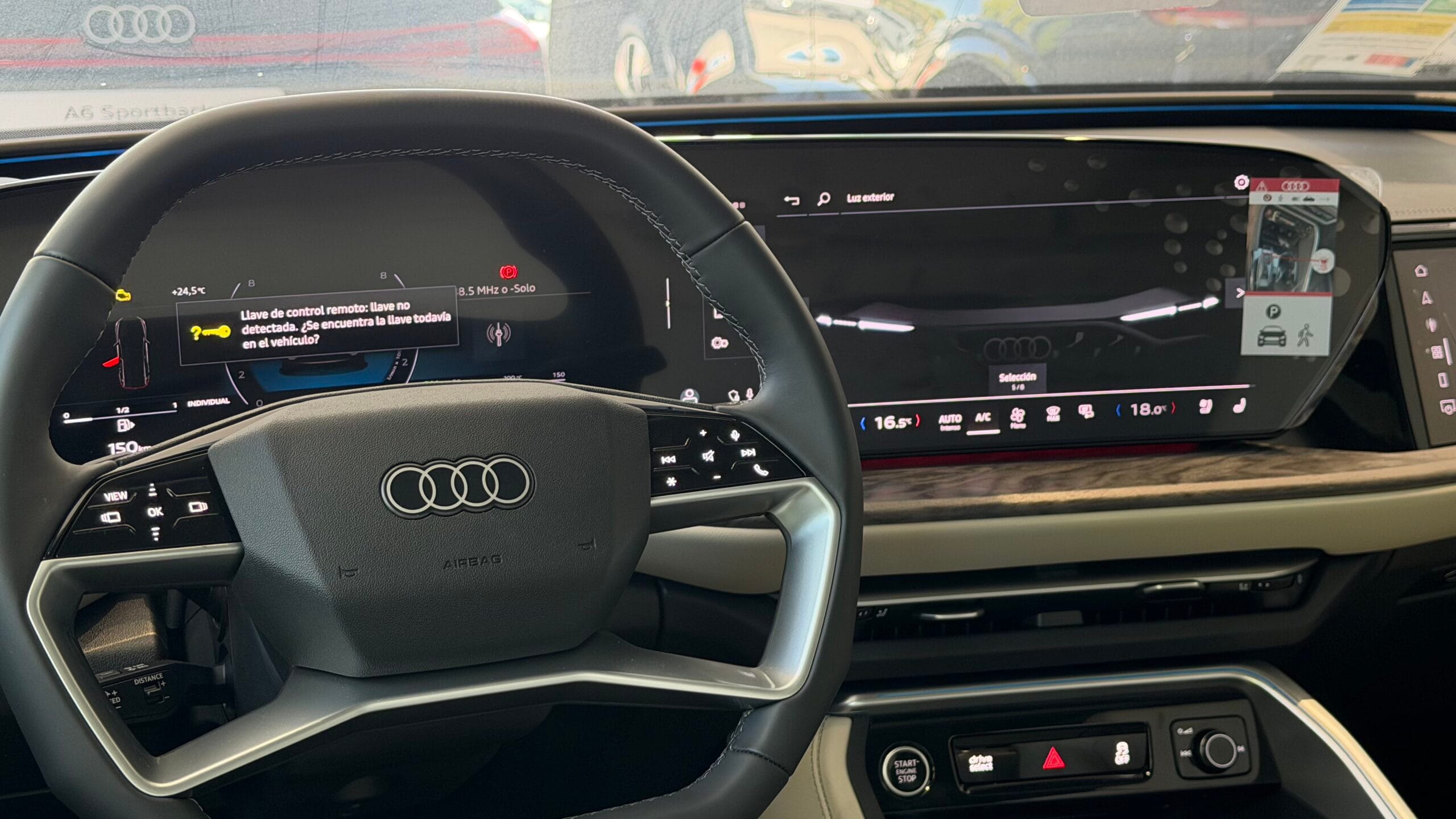 Puesto de conducción del Audi Q5 2026 con pantallas digitales y volante multifunción