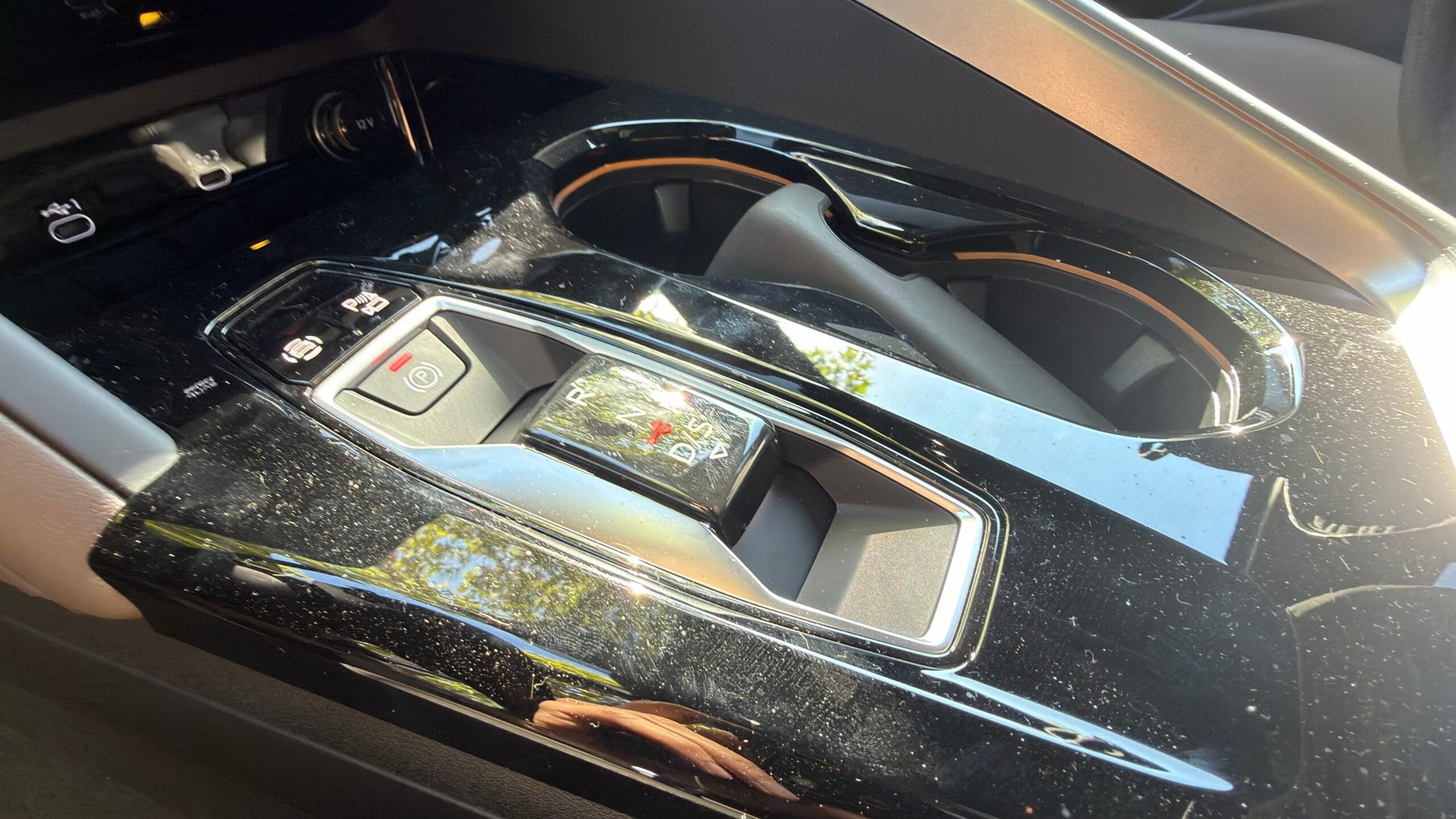 Selector de marchas y cargador inalámbrico del Audi Q5 2026