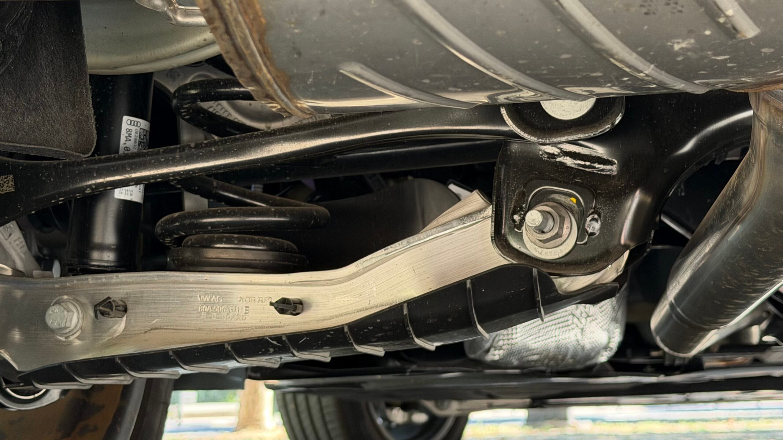 Suspensión del Audi Q5 2026 superando imperfecciones del camino con aplomo