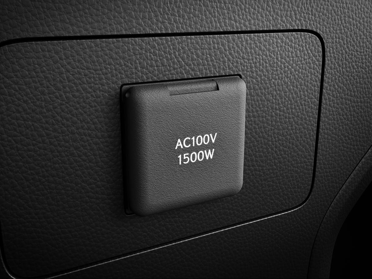 Toma de energía interior del Toyota RAV4 PHEV 2026 en el maletero