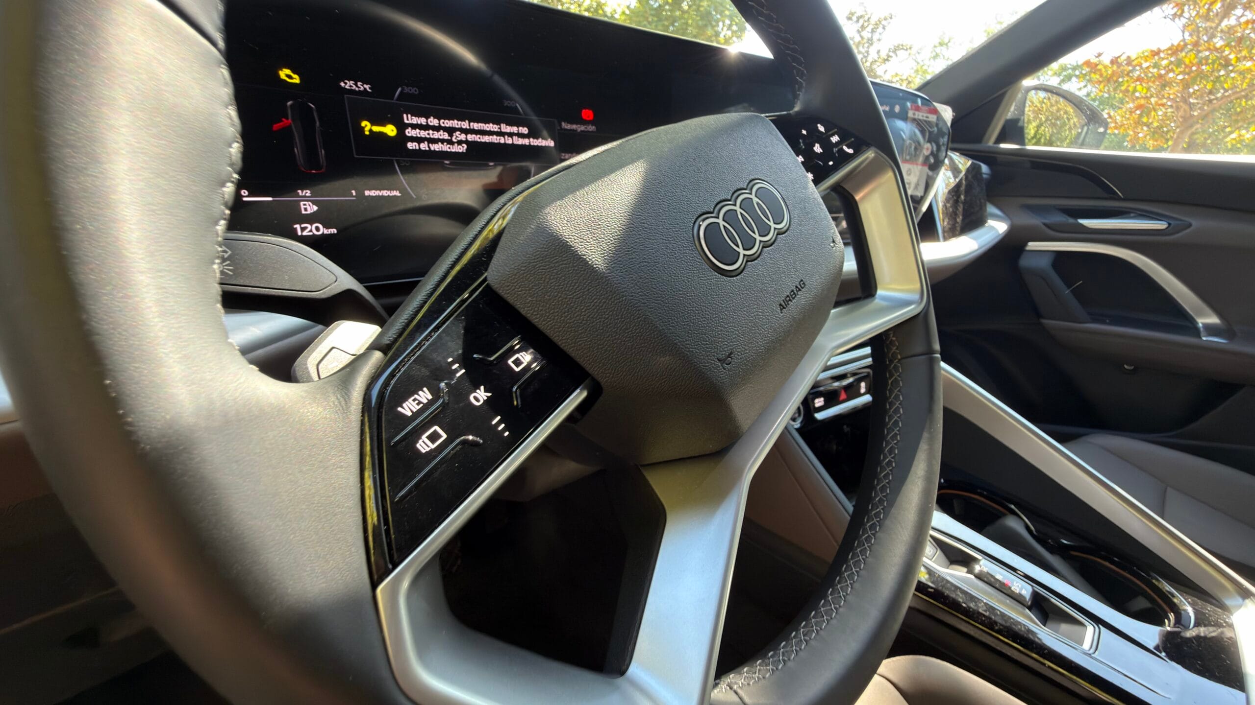 Volante multifunción del Audi Q5 2026 con botones hápticos retroactivos
