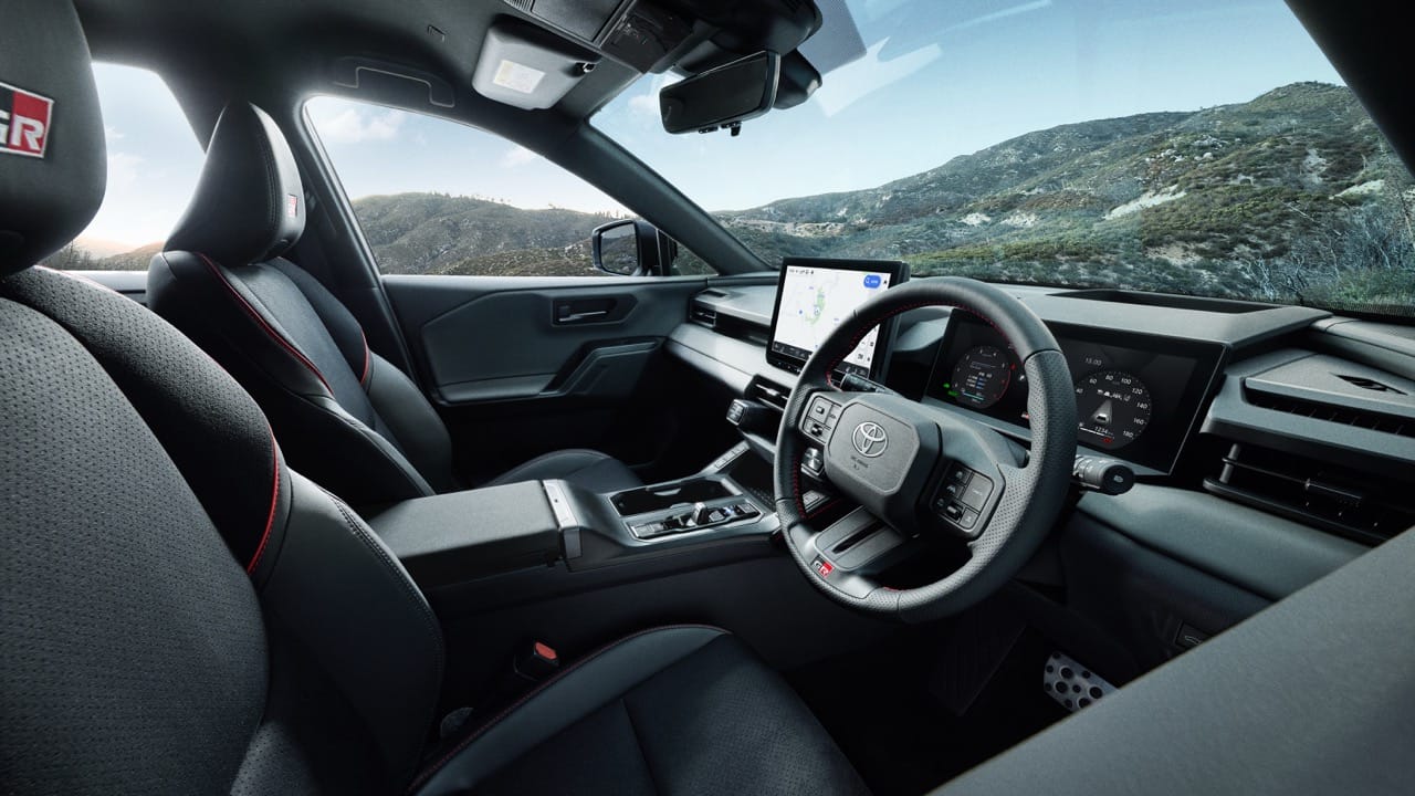 Zona delantera interior del Toyota RAV4 PHEV 2026 con instrumentación digital