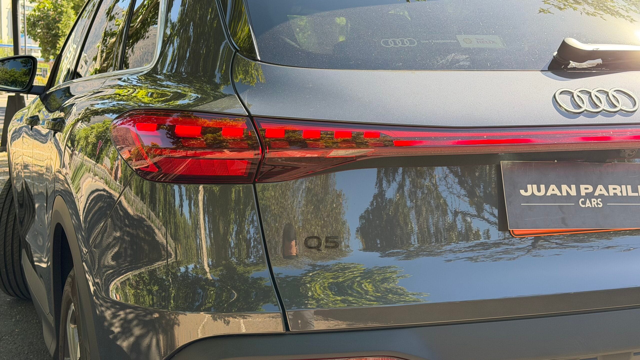 Zona trasera del Audi Q5 2026 con óptica LED completa de lado a lado