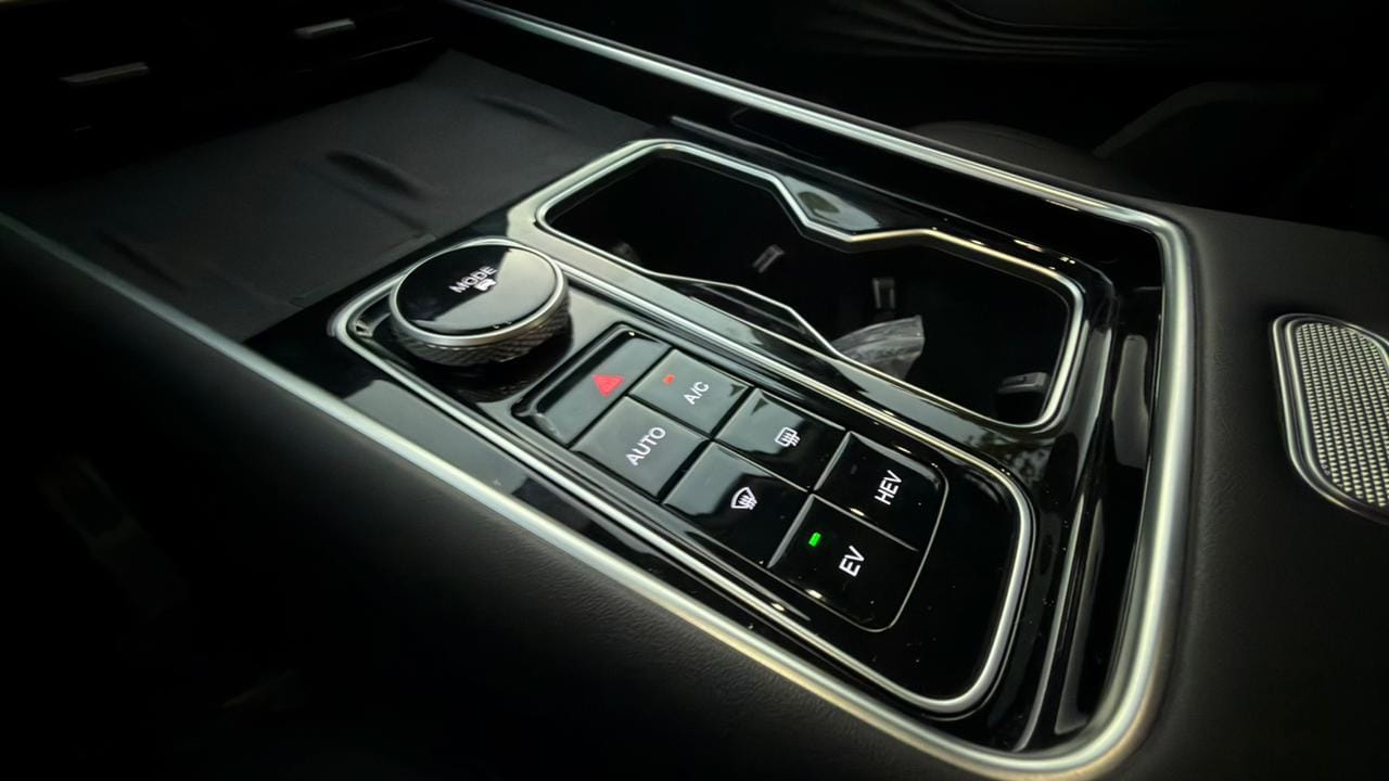 Consola central del Chery Tiggo 9 PHEV con cargador inalámbrico