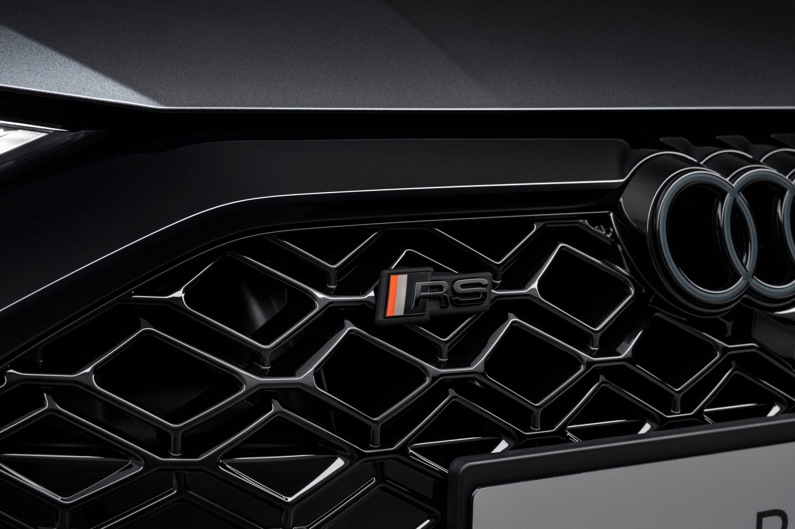 Insignia frontal Audi RS3 Competition Limited con colores de patrimonio