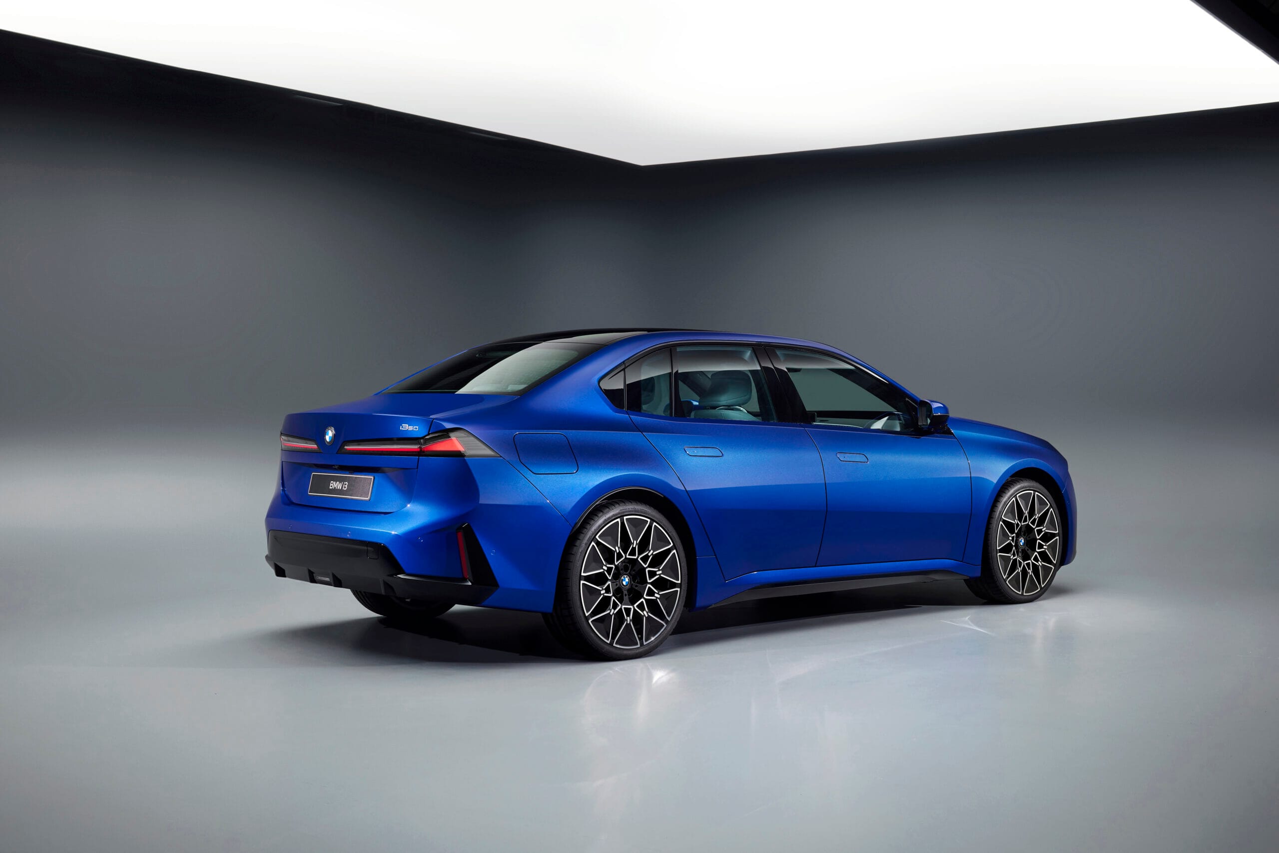 El nuevo BMW i3: el primer Serie 3 eléctrico llega con 900 km de autonomía y carga de 400 kW BMW i3 2026 lateral trasero exterior Neue Klasse
