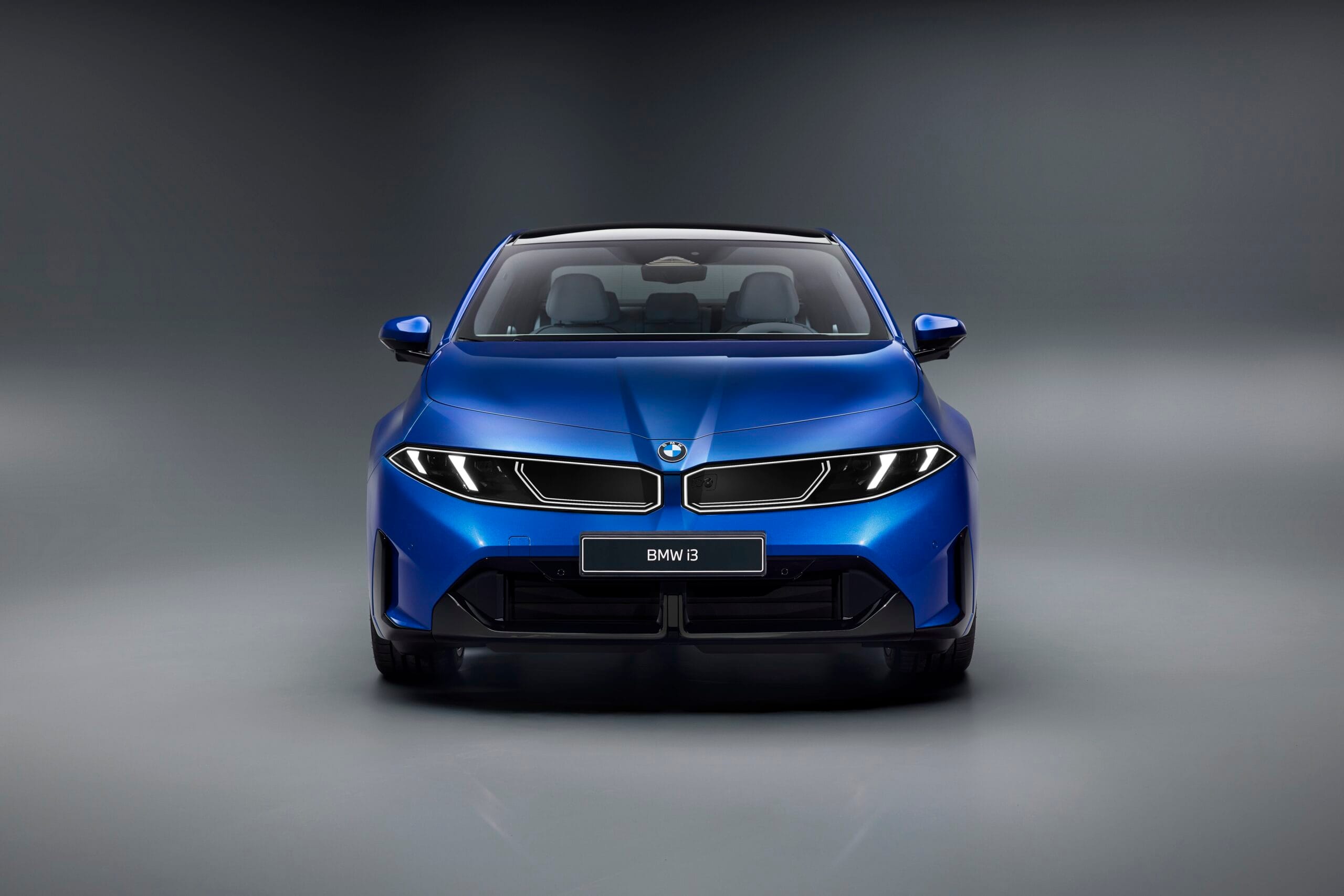 El nuevo BMW i3: el primer Serie 3 eléctrico llega con 900 km de autonomía y carga de 400 kW Frente BMW i3 2026 - parrilla y faros