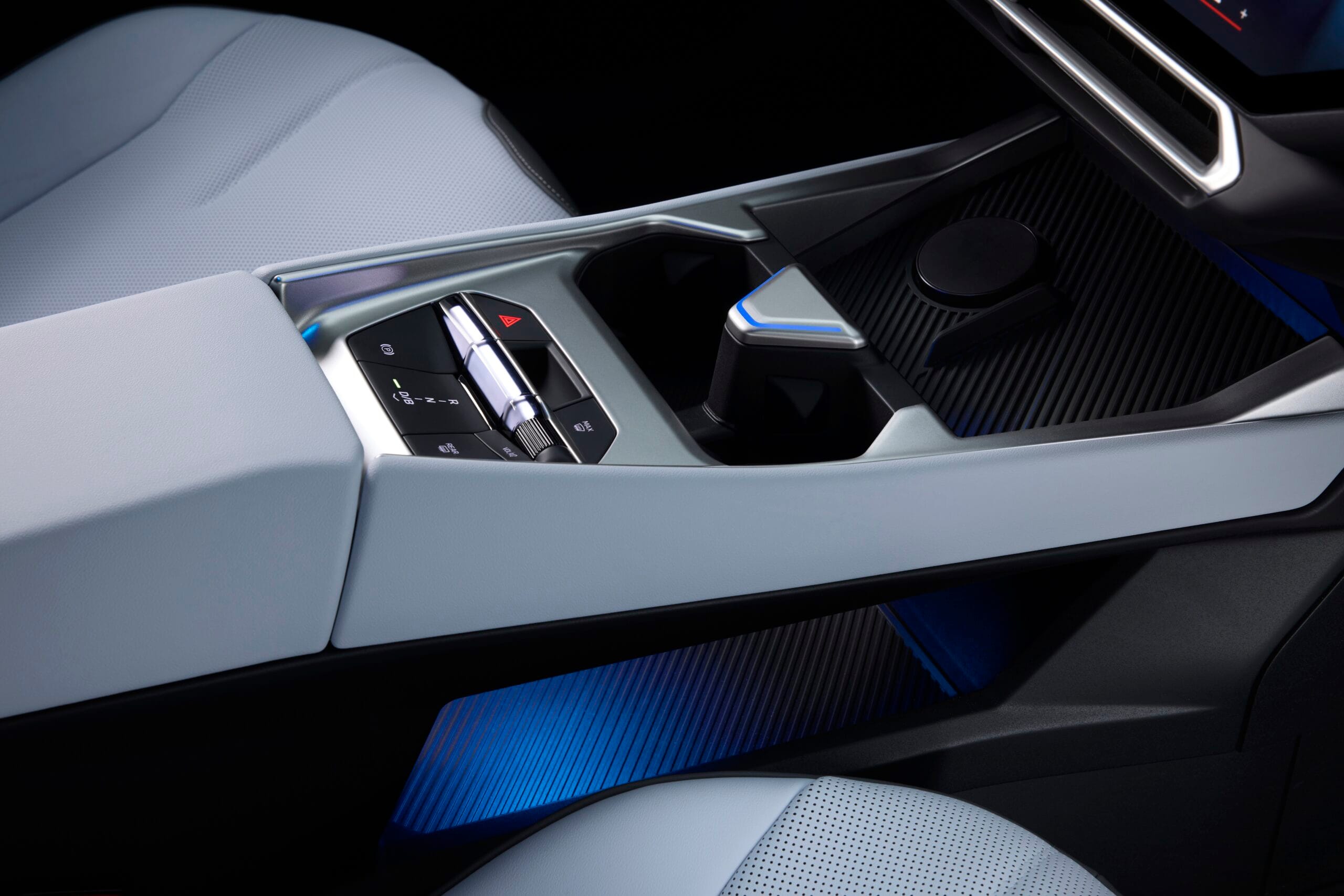 El nuevo BMW i3: el primer Serie 3 eléctrico llega con 900 km de autonomía y carga de 400 kW Interior consola central BMW i3 2026 con BMW Panoramic iDrive