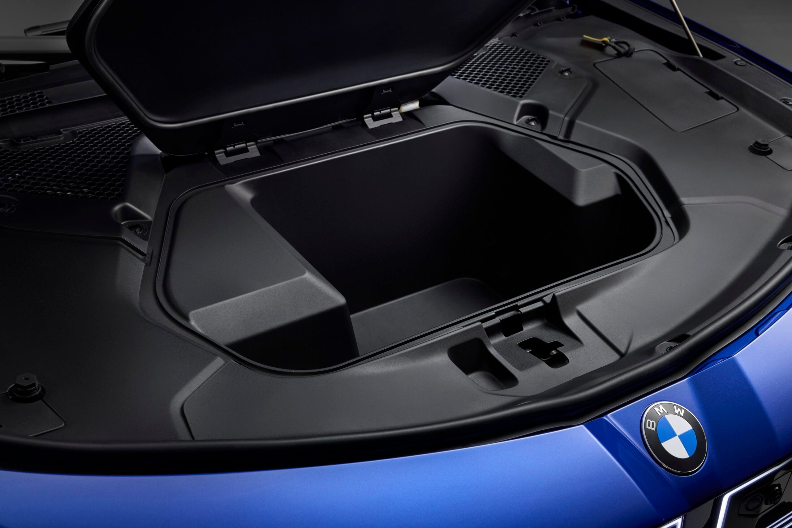 El nuevo BMW i3: el primer Serie 3 eléctrico llega con 900 km de autonomía y carga de 400 kW Frunk BMW i3 2026 - compartimento delantero de carga