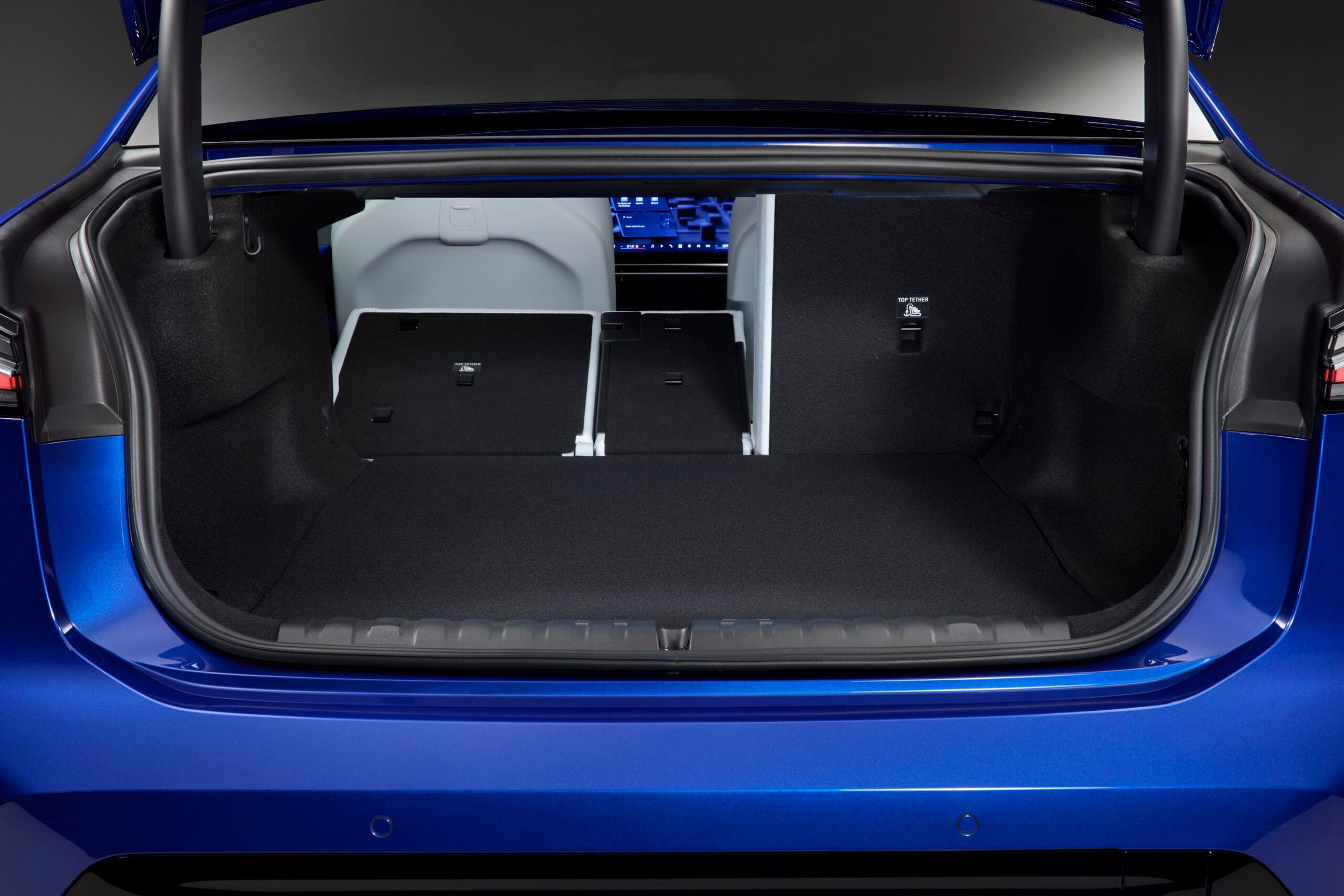 El nuevo BMW i3: el primer Serie 3 eléctrico llega con 900 km de autonomía y carga de 400 kW Maletero BMW i3 2026 con asiento trasero abatido