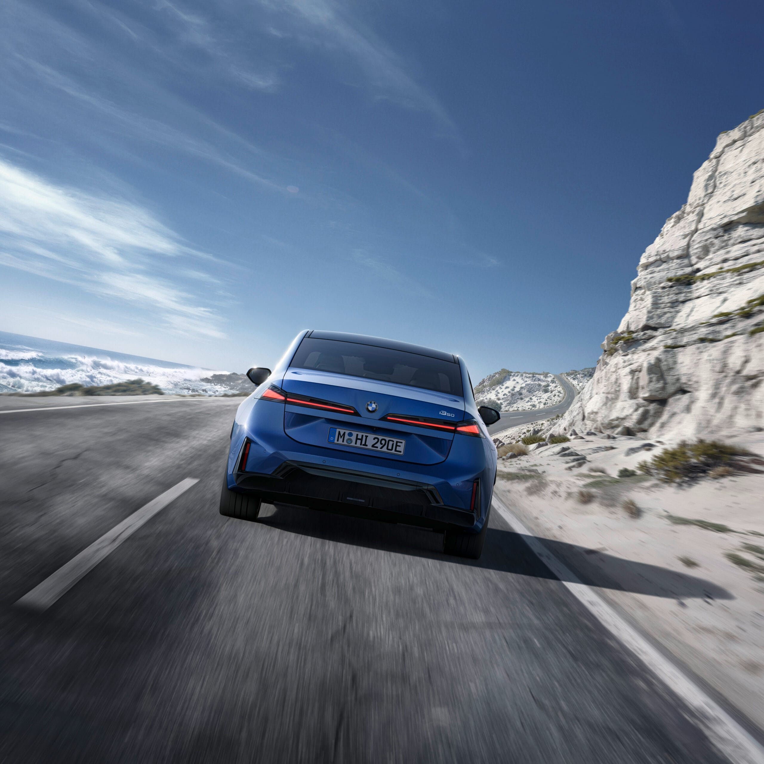 El nuevo BMW i3: el primer Serie 3 eléctrico llega con 900 km de autonomía y carga de 400 kW Zona trasera exterior BMW i3 Neue Klasse con tapa de carga