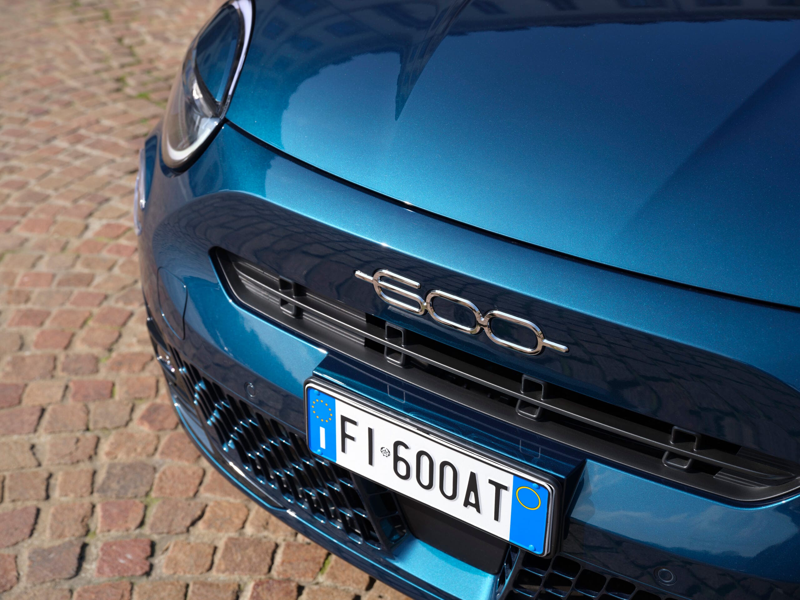 Parrilla delantera FIAT 600 Street - Detalles en negro y diseño urbano