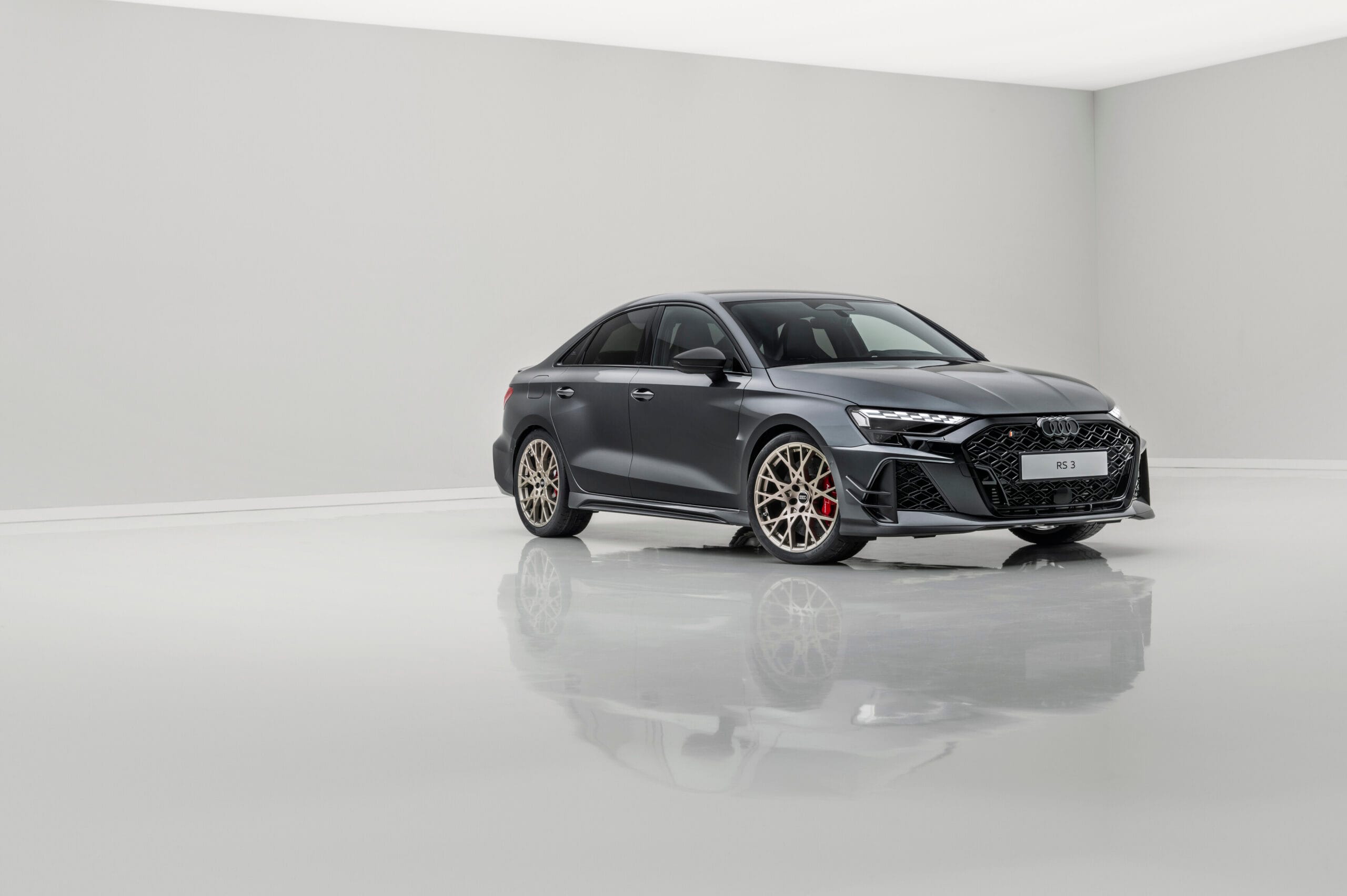Audi RS3 Competition Limited — frente con canards de carbono y rines Neodymium gold