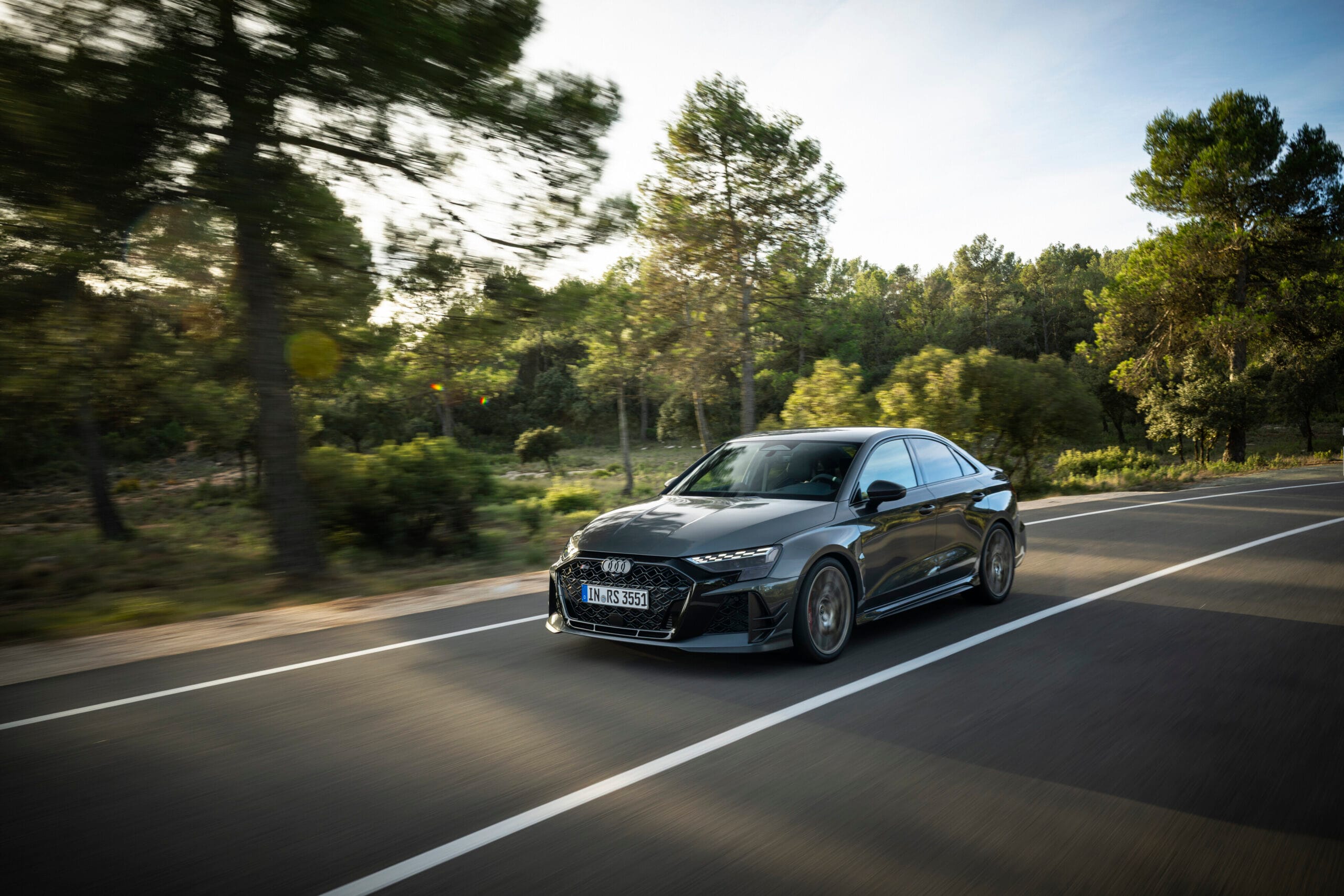Audi RS3 Competition Limited 2026 — vista lateral edición 50 aniversario cinco cilindros