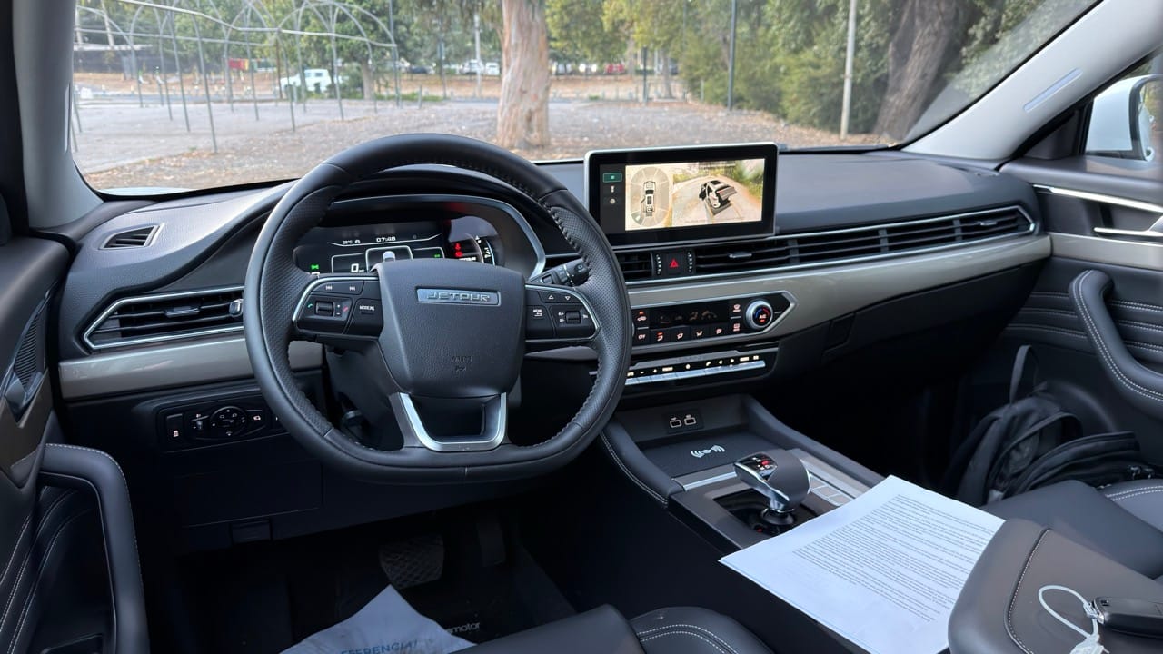 Interior zona delantera Jetour X70