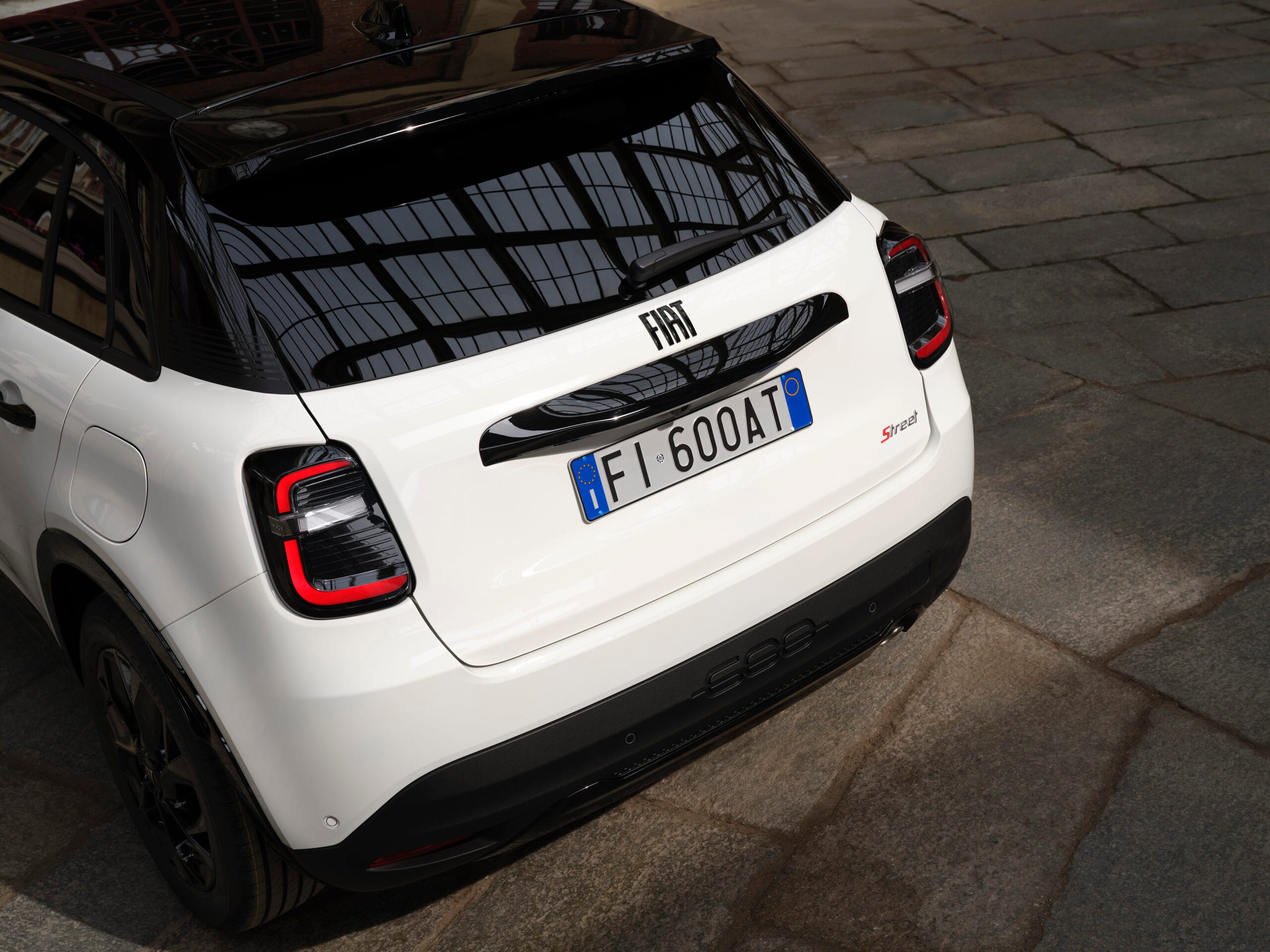 Zona trasera FIAT 600 Street - Badge Street y llantas de 18 pulgadas en negro