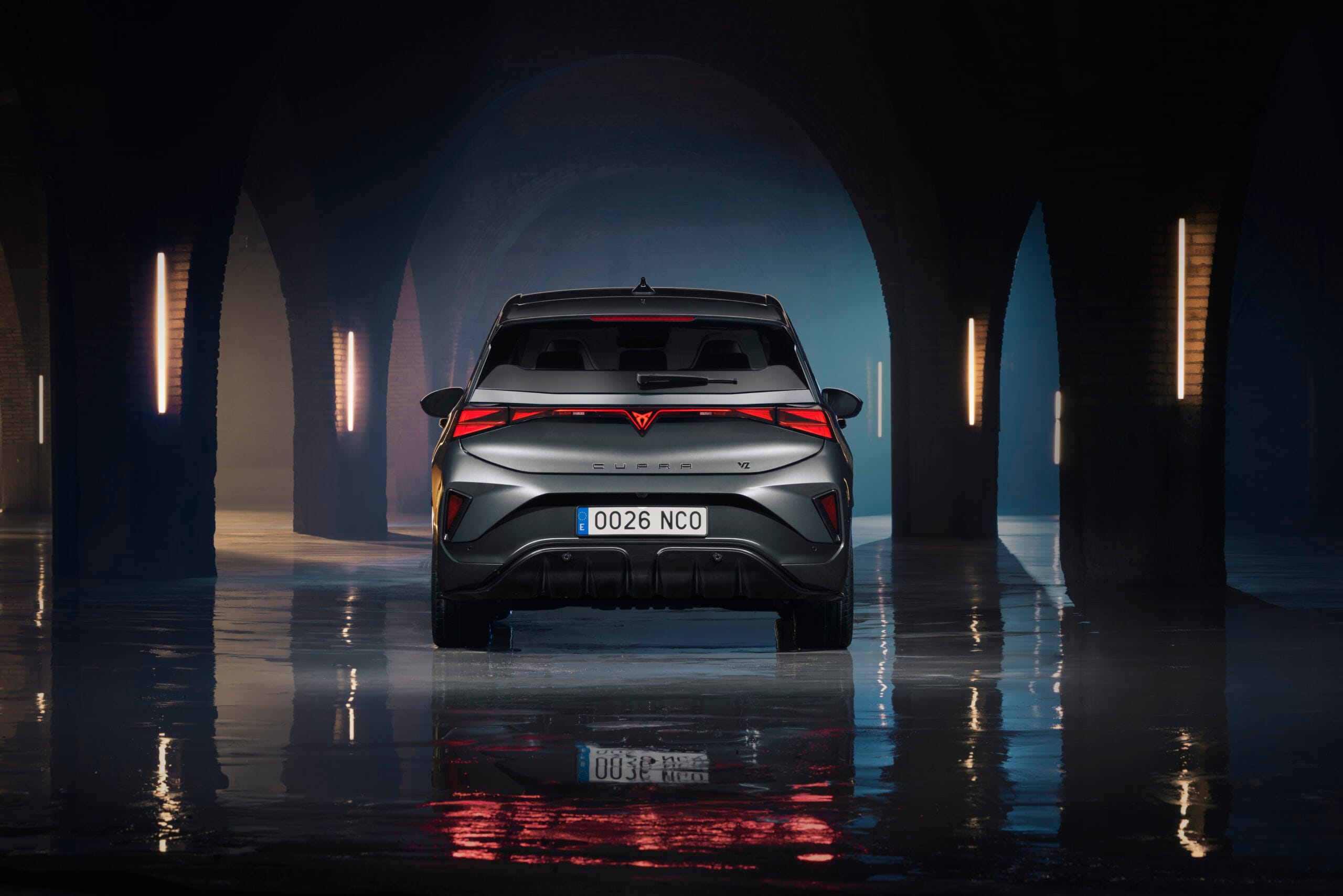 Nuevo CUPRA Born 2026 - Zaga exterior con luces LED de tres triángulos