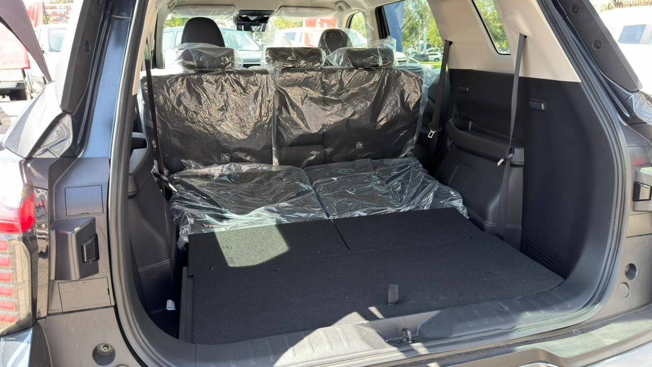 Maletero Mitsubishi Destinator con tercera fila plegada