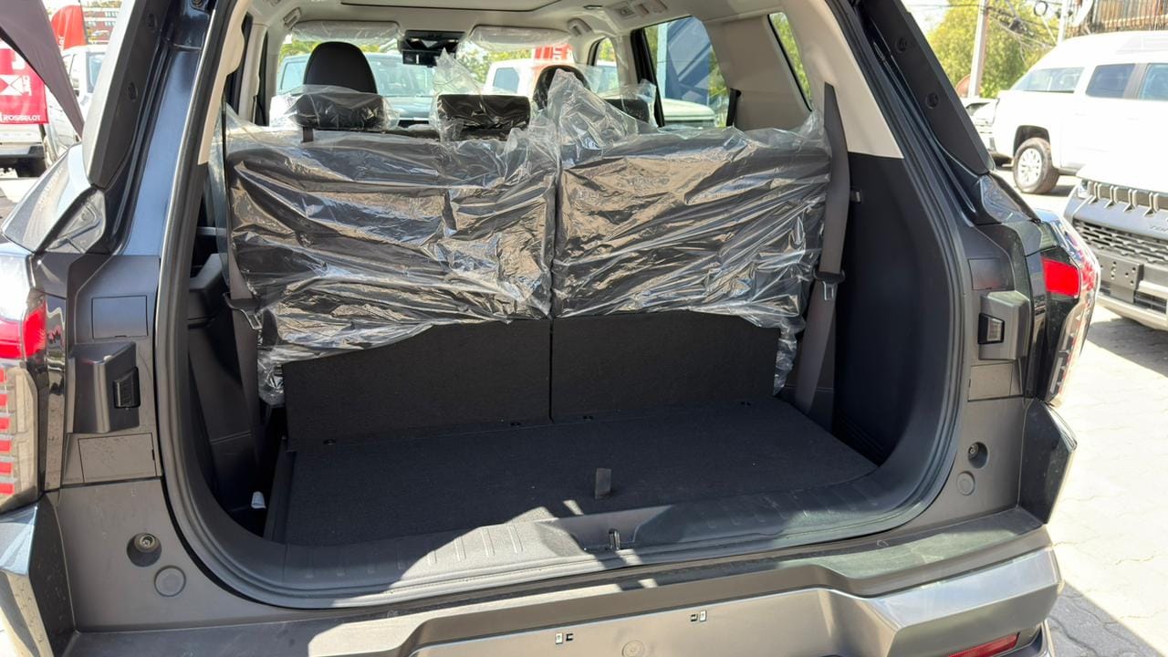 Maletero Mitsubishi Destinator con tercera fila en uso