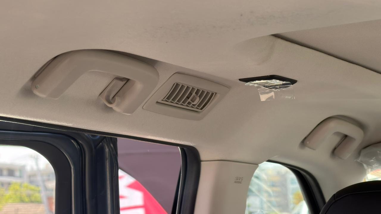 Salida de aire segunda fila techo Mitsubishi Destinator