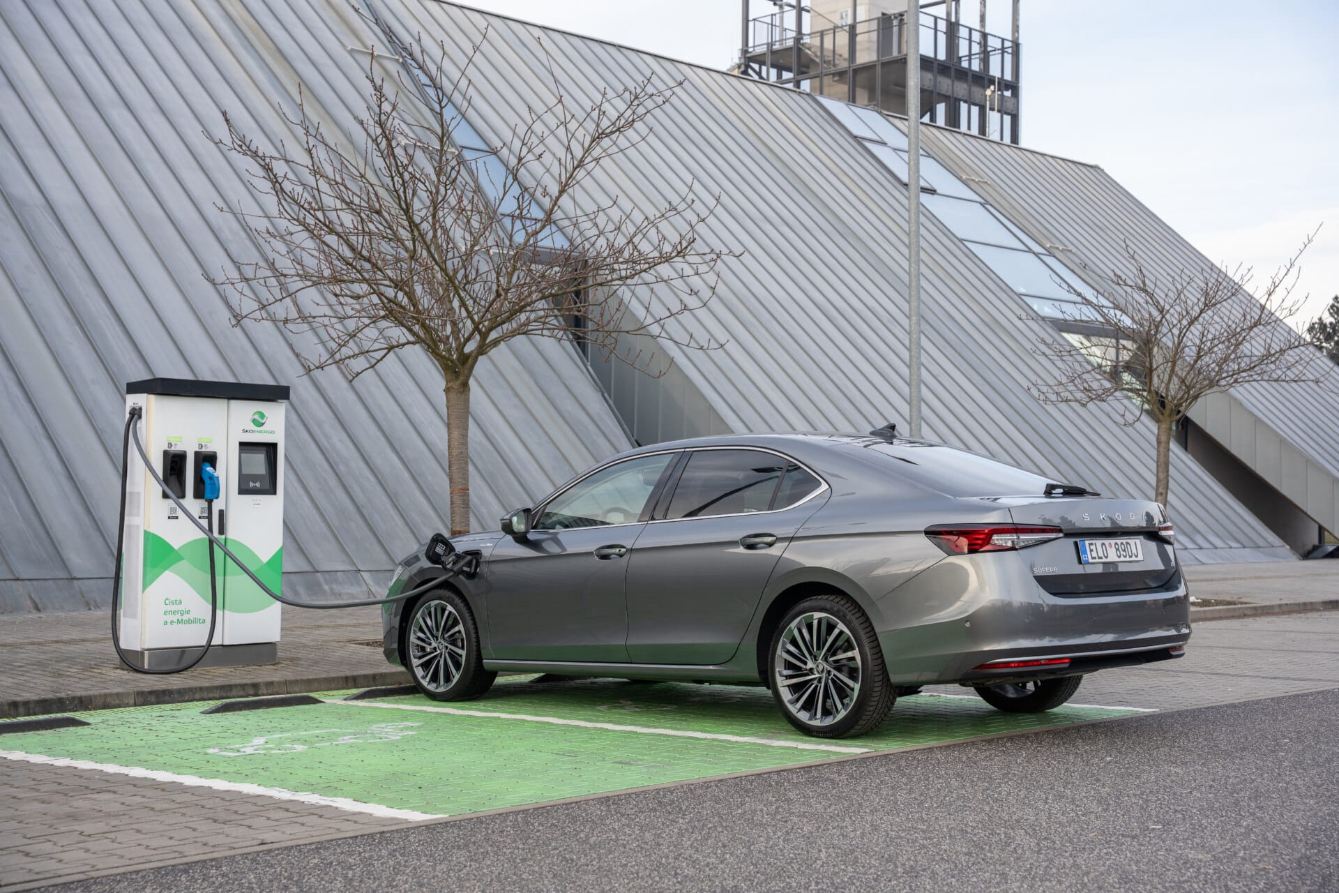 Škoda Superb iV 2026 – diseño exterior frontal