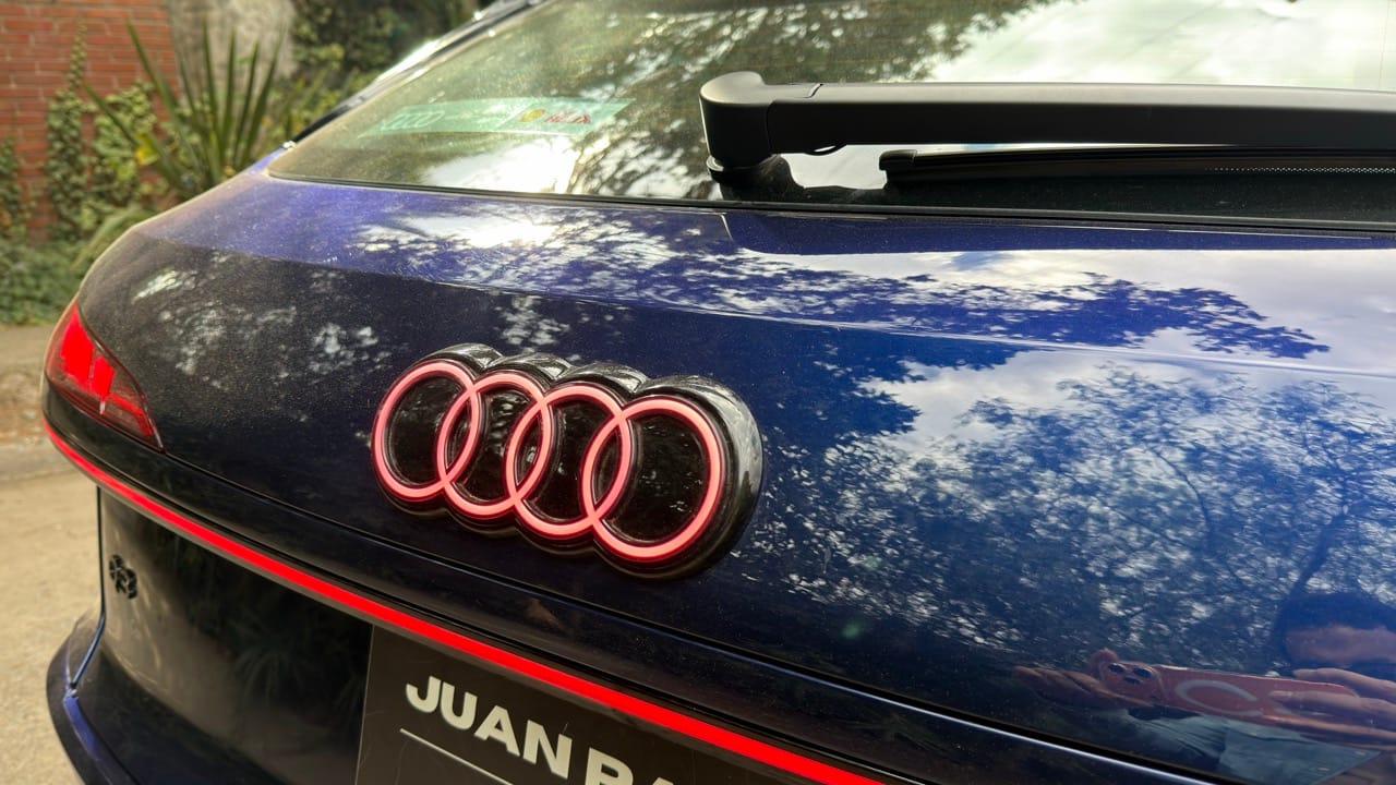 Logo iluminado Audi Q3 2026