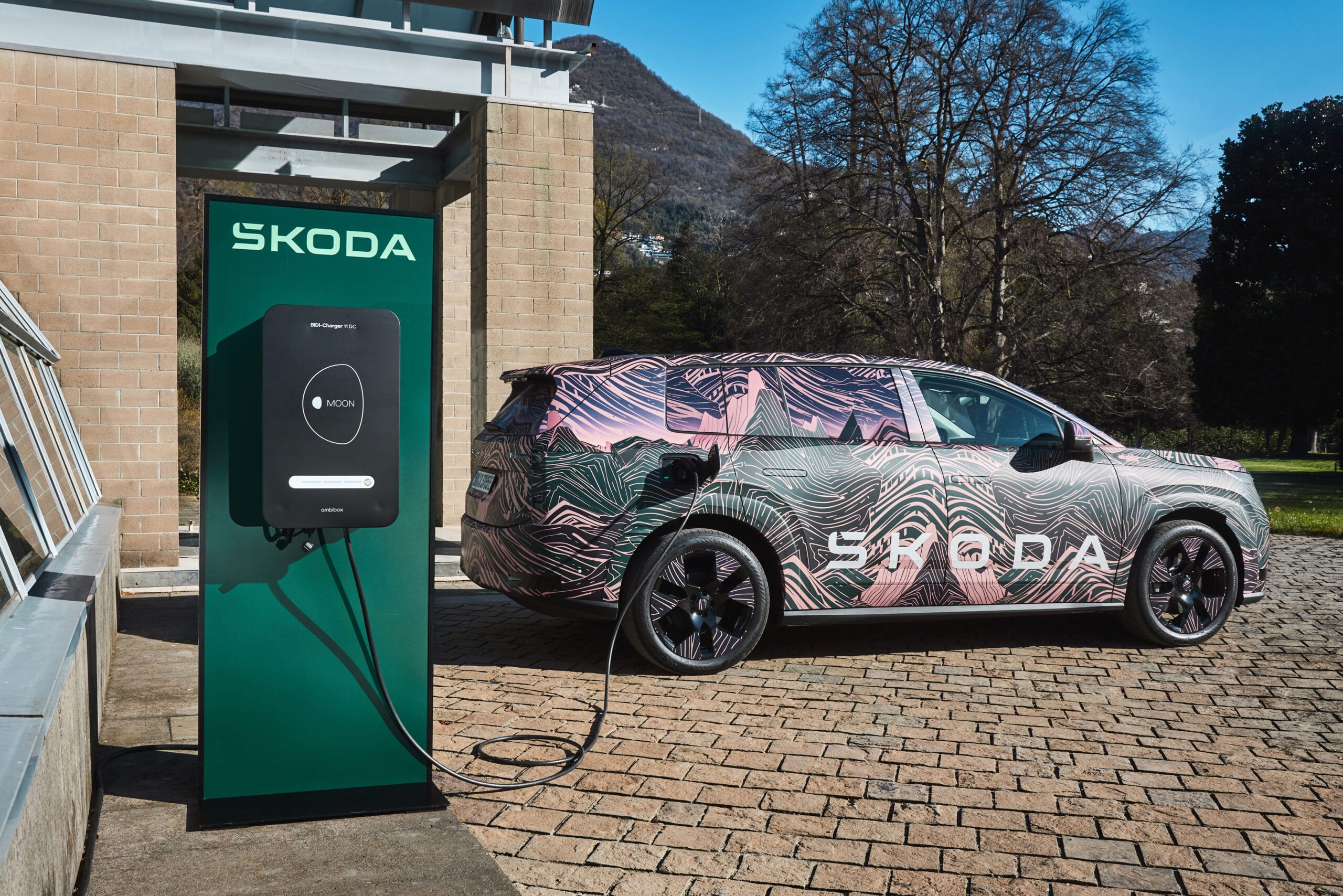 Škoda Peaq conectado a cargador DC durante pruebas — carga rápida 28 minutos