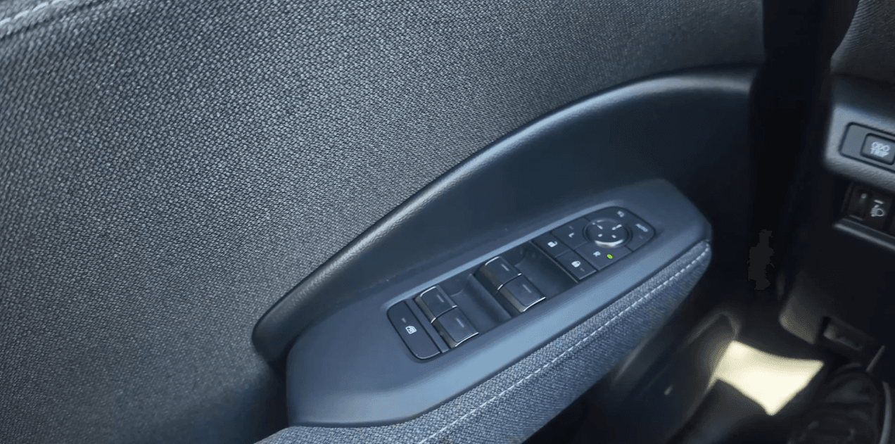 Lexus LBX 2026 - Control de elevalunas y botones de puerta