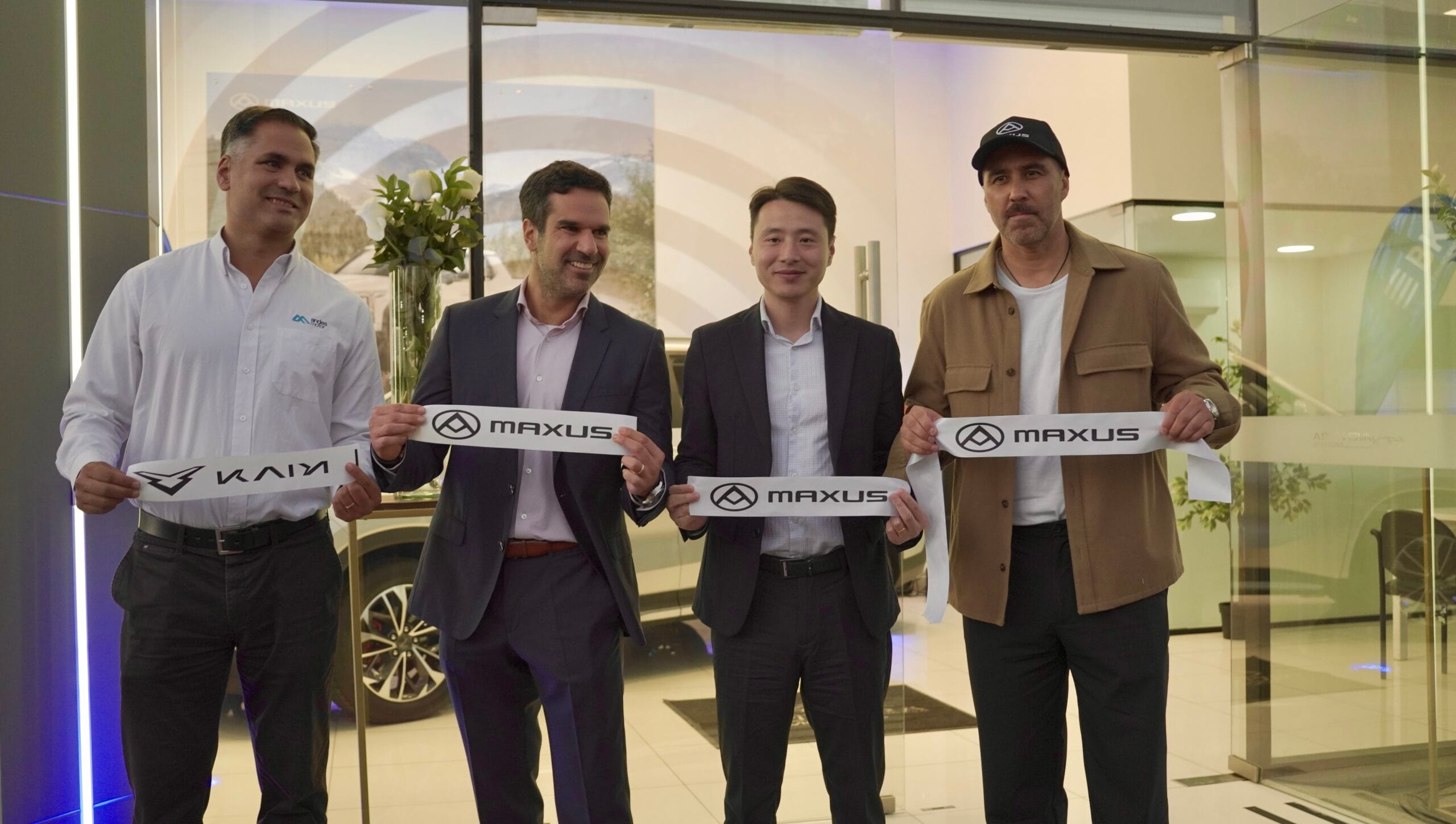 Corte de listón inauguración sucursal Maxus Kaiyi Vitacura