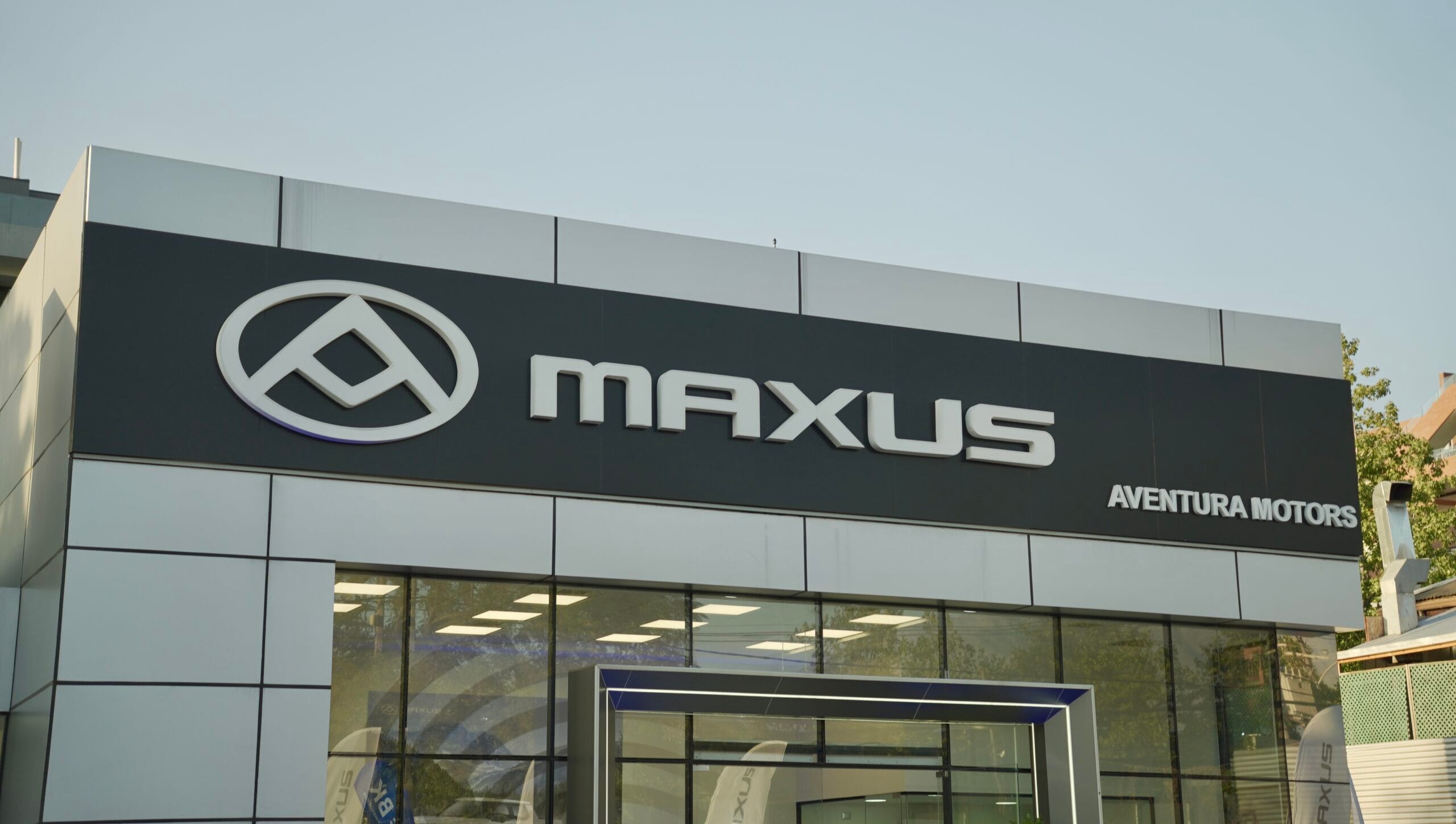 Fachada nueva sucursal Aventura Motors Maxus Kaiyi en Av. Vitacura 7466