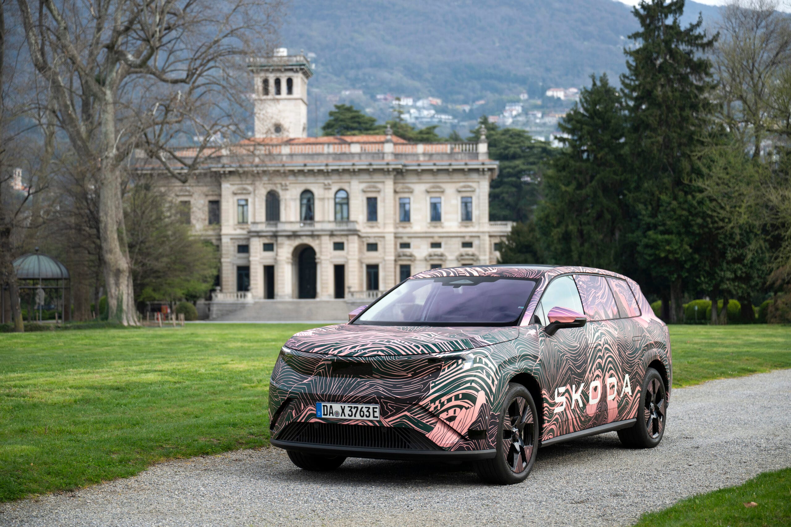 Škoda Peaq vista frontal lateral con camuflaje durante pruebas 2026
