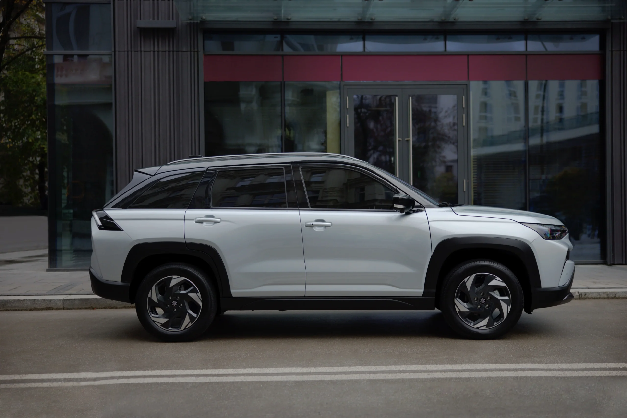 Suzuki Across - Vista lateral exterior