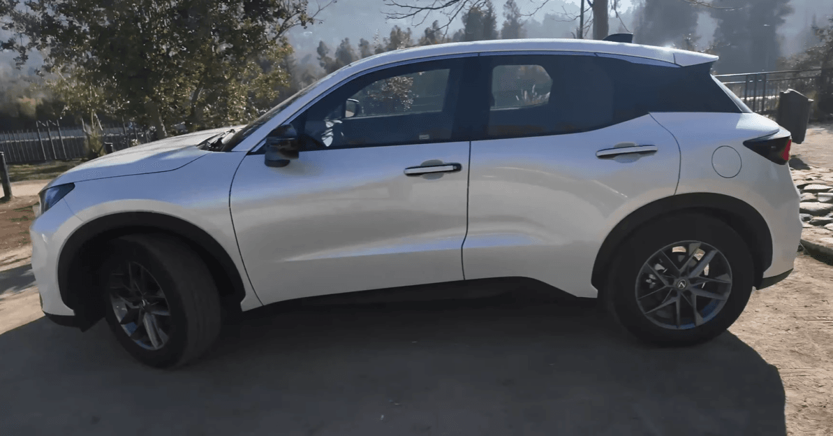 Lexus LBX 2026 - Vista lateral exterior