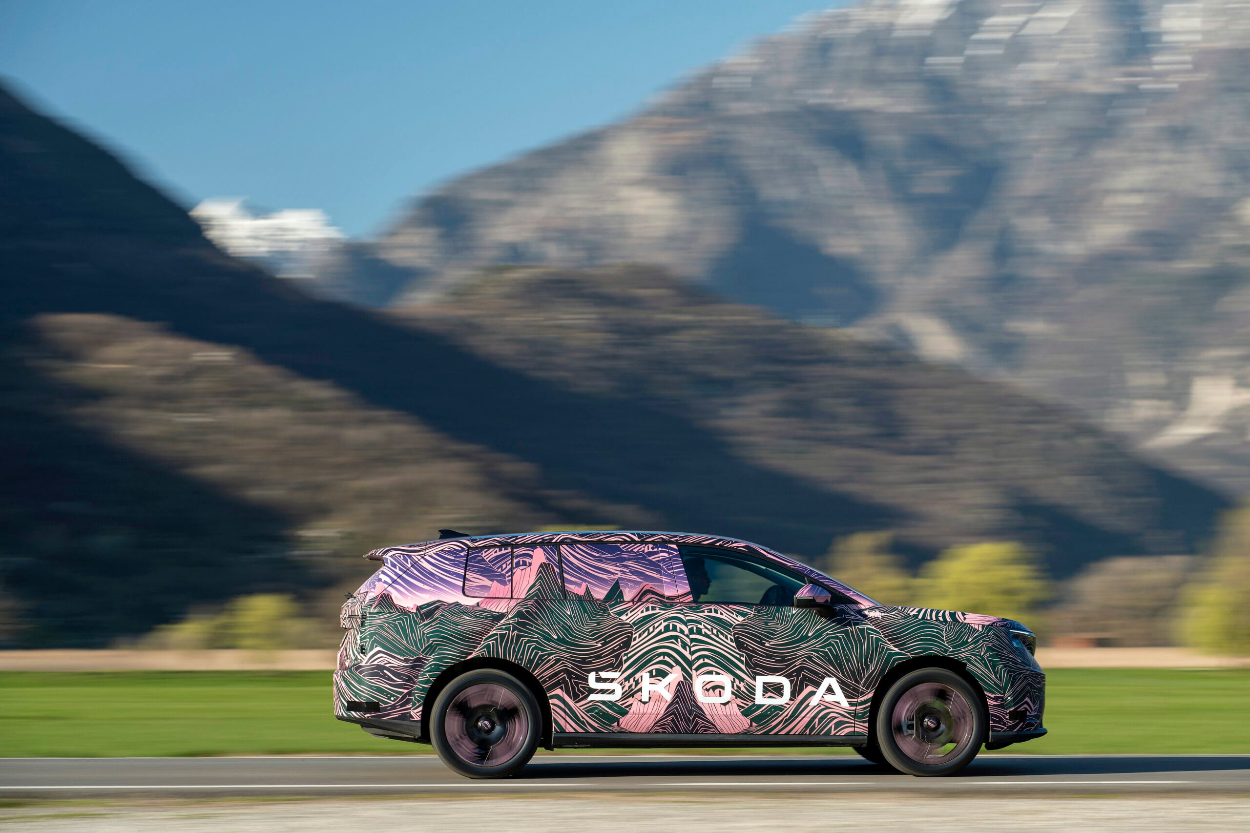 Škoda Peaq perfil lateral con camuflaje — SUV eléctrico 7 plazas