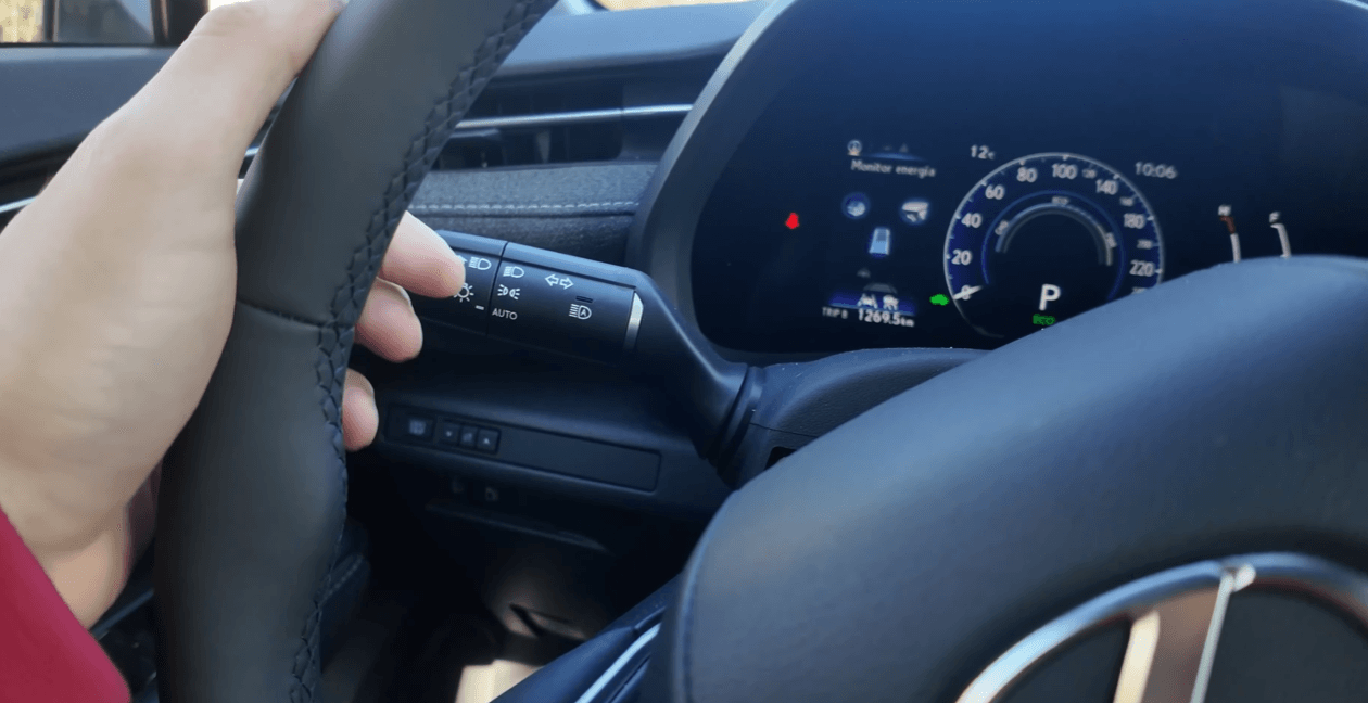 Lexus LBX 2026 - Luces automáticas altas