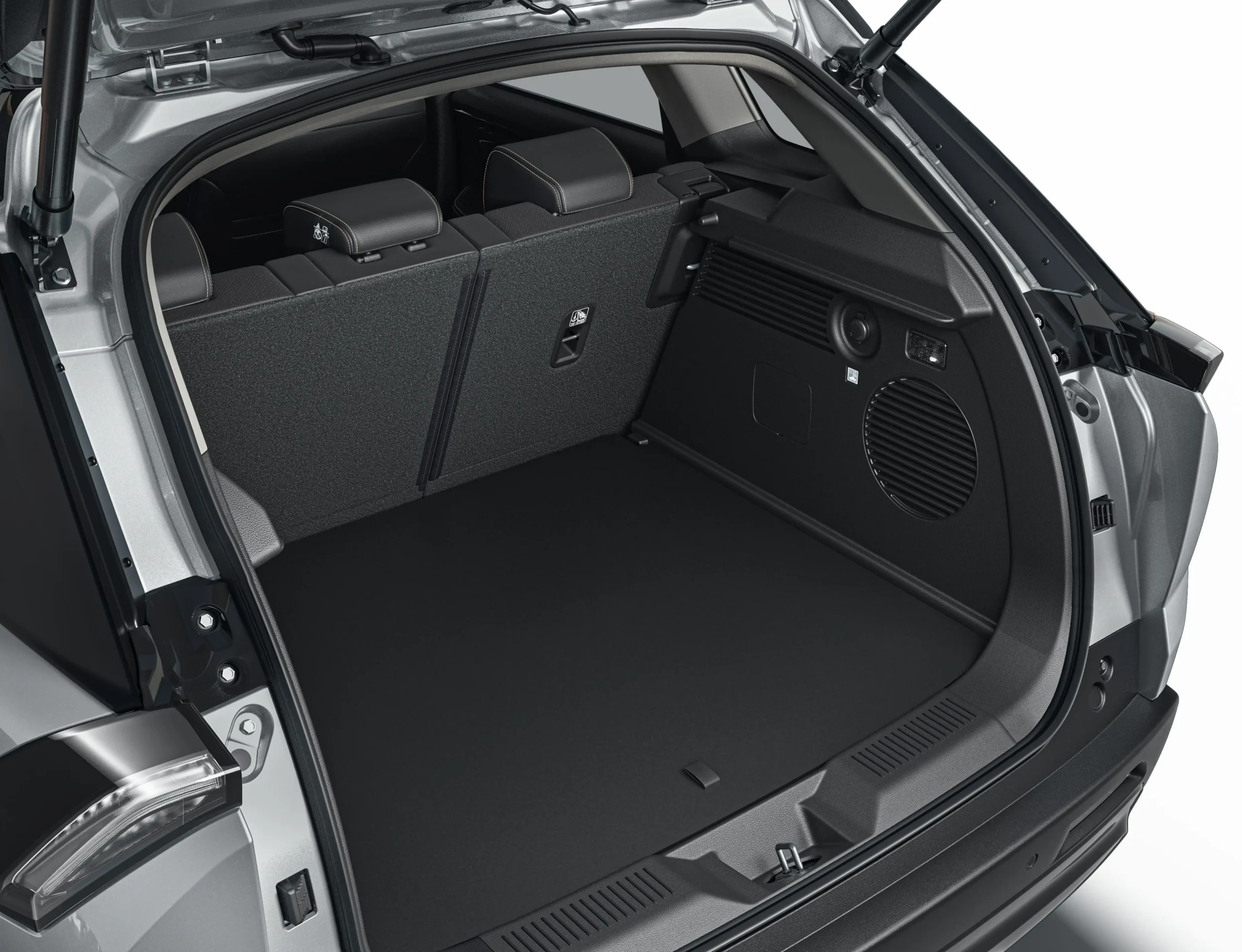 Suzuki Across - Maletero con 347 litros de capacidad