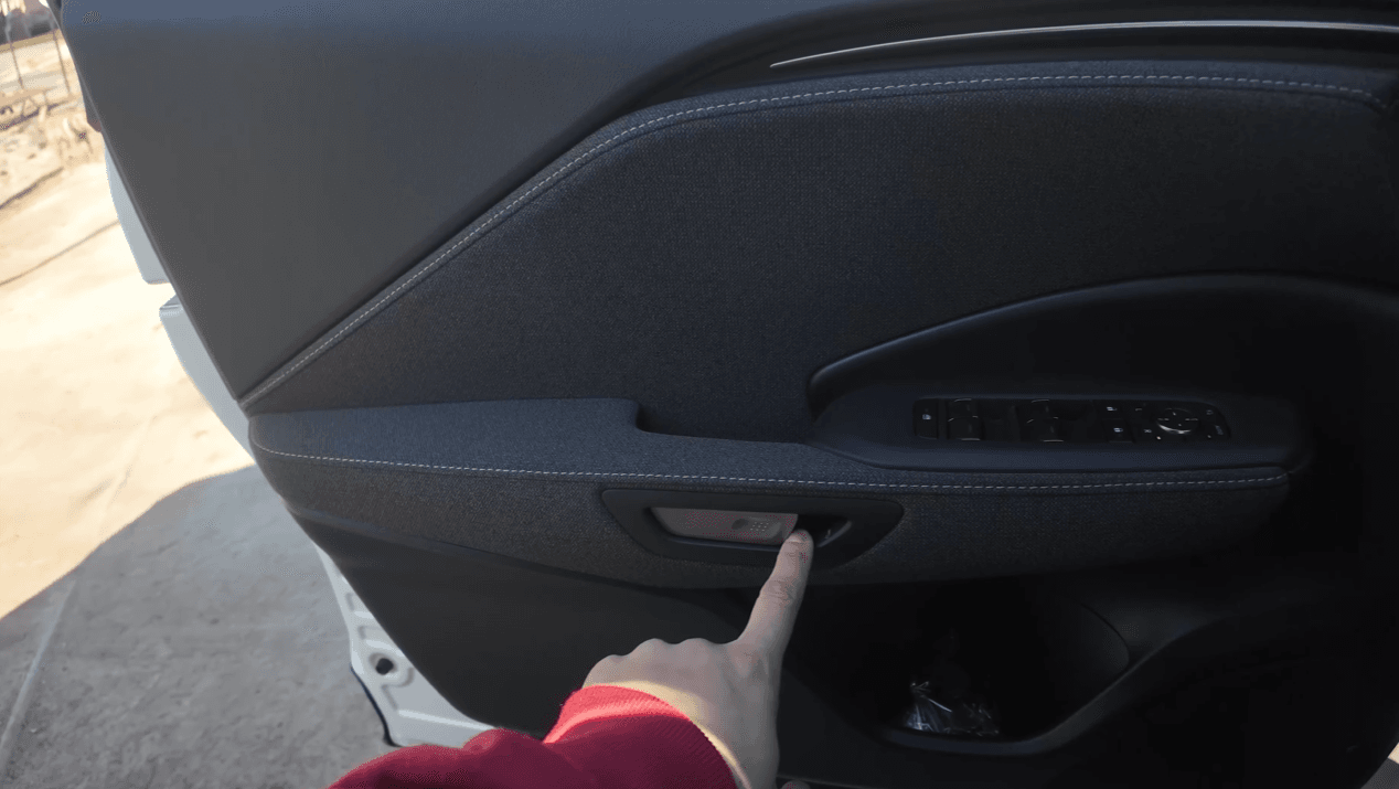 Lexus LBX 2026 - Manillas con botón de apertura