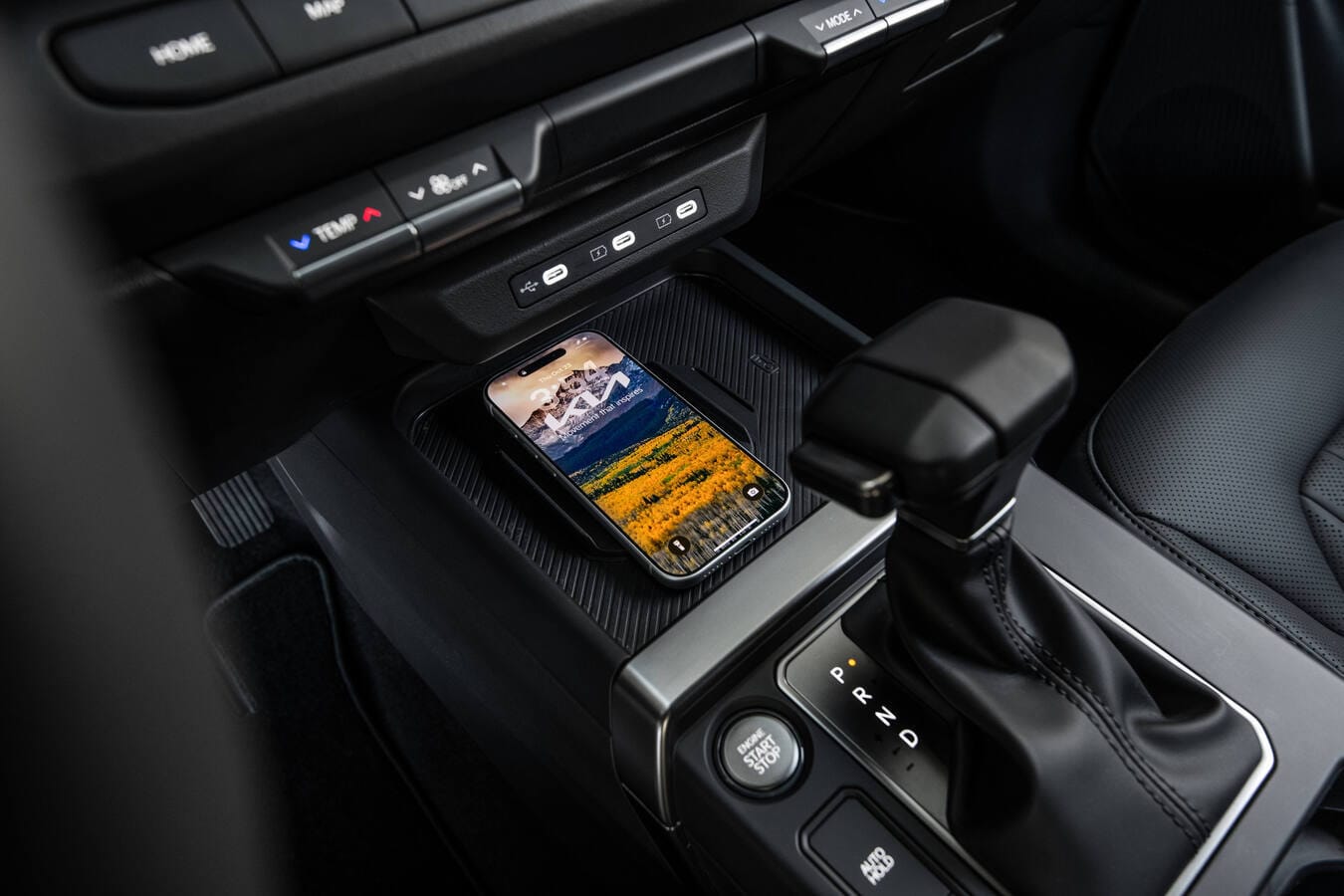 Título Kia Seltos 2027: más grande, más tecnológico y con sistema híbrido por primera vez Palanca de cambios del Kia Seltos 2027