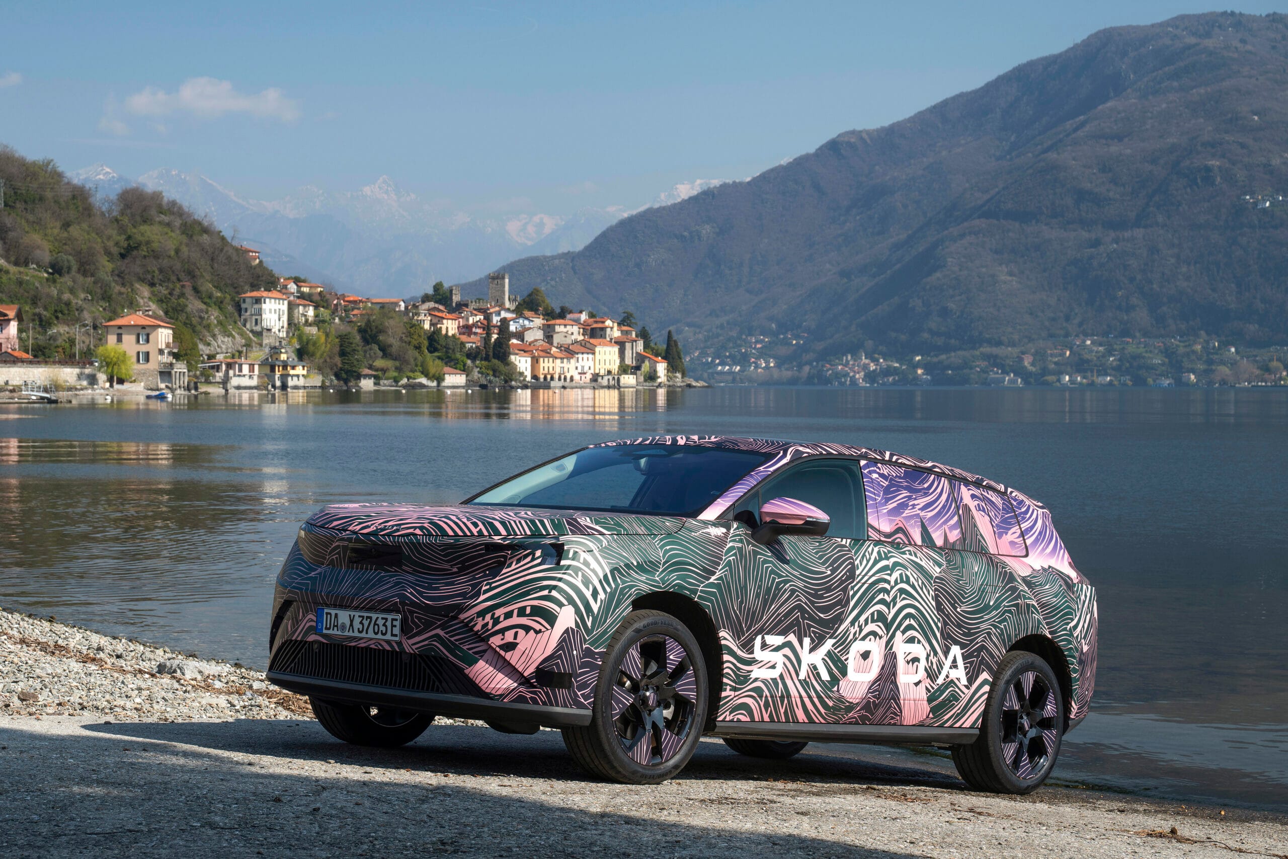 Škoda Peaq lateral derecho con vinilo de camuflaje durante pruebas