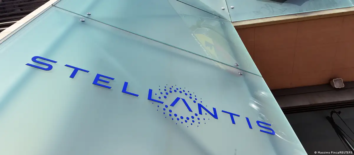 Stellantis grupo automotriz recall retiro vehículos híbridos 2026