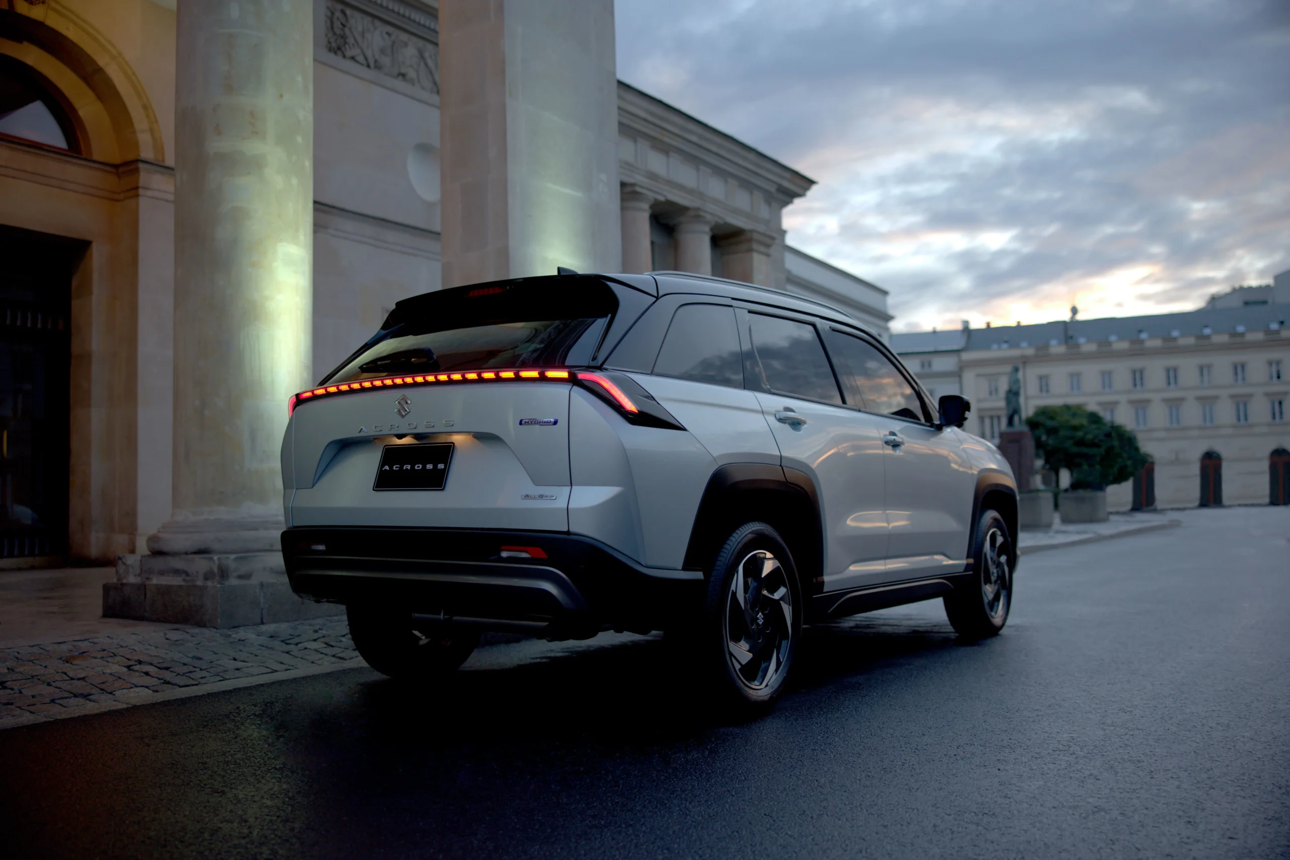 Suzuki Across - Zona trasera exterior