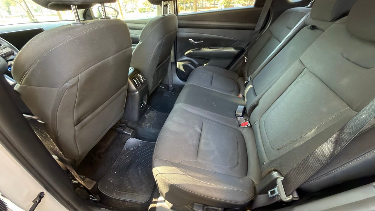 Plazas traseras con espacio generoso de rodillas y techo Plazas traseras Hyundai Tucson Hybrid 2026