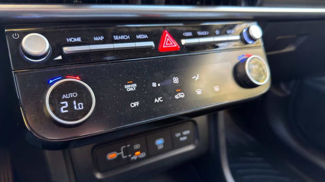 Climatizador dual zona independiente de la pantalla Climatizador dual zona Hyundai Tucson Hybrid 2026