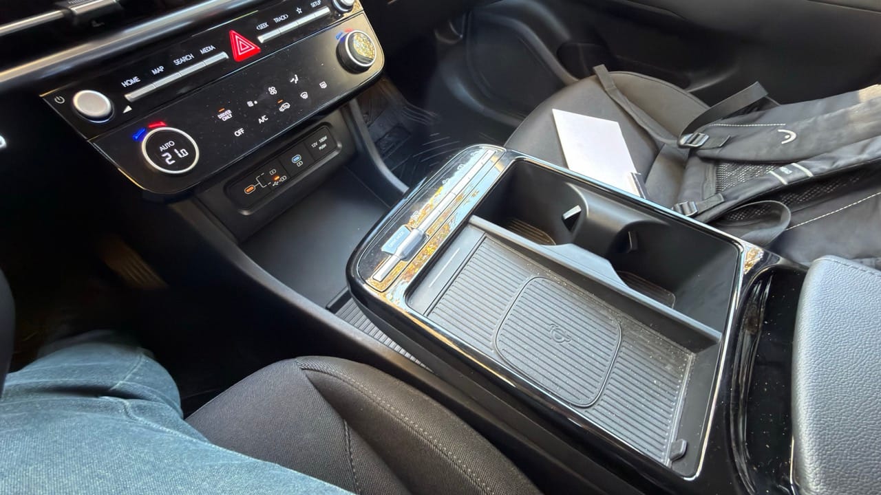 Puerto USB tipo C y zona de almacenamiento inferior Detalle consola central inferior Hyundai Tucson Hybrid 2026