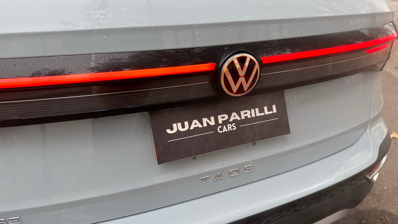 Logo iluminado Volkswagen Taos trasero
