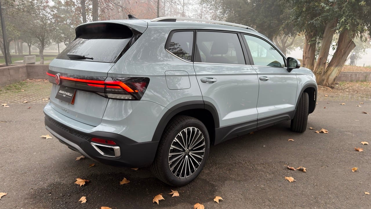 Lateral y zona trasera exterior Volkswagen Taos Facelift