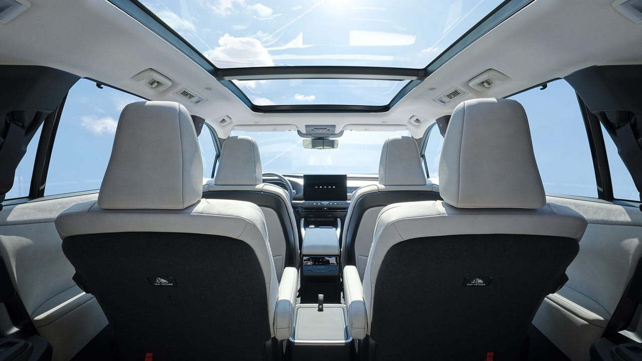 Interior Lexus TZ – vista desde la tercera fila